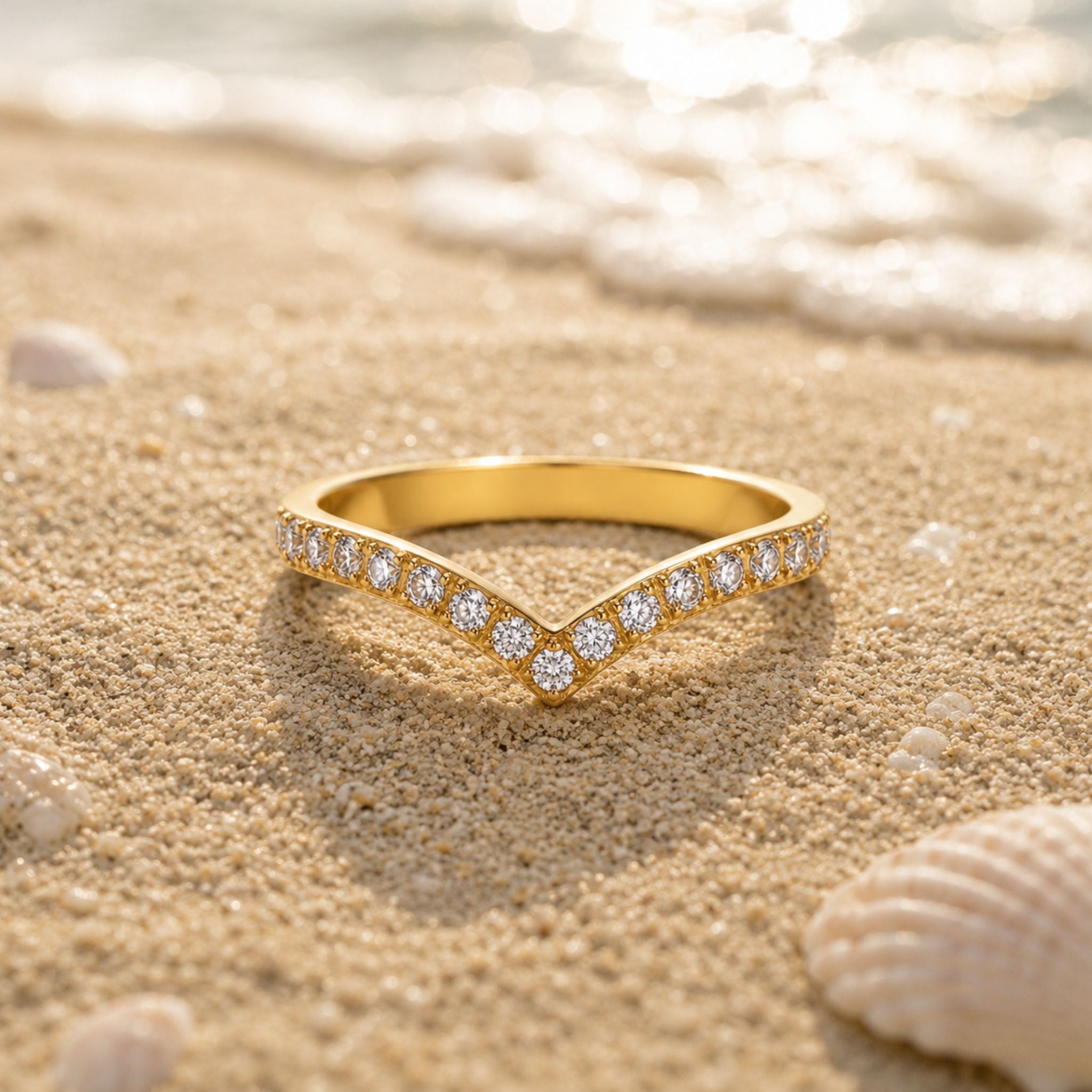 Diamond V Ring Gold mit Zirkonia auf Sand