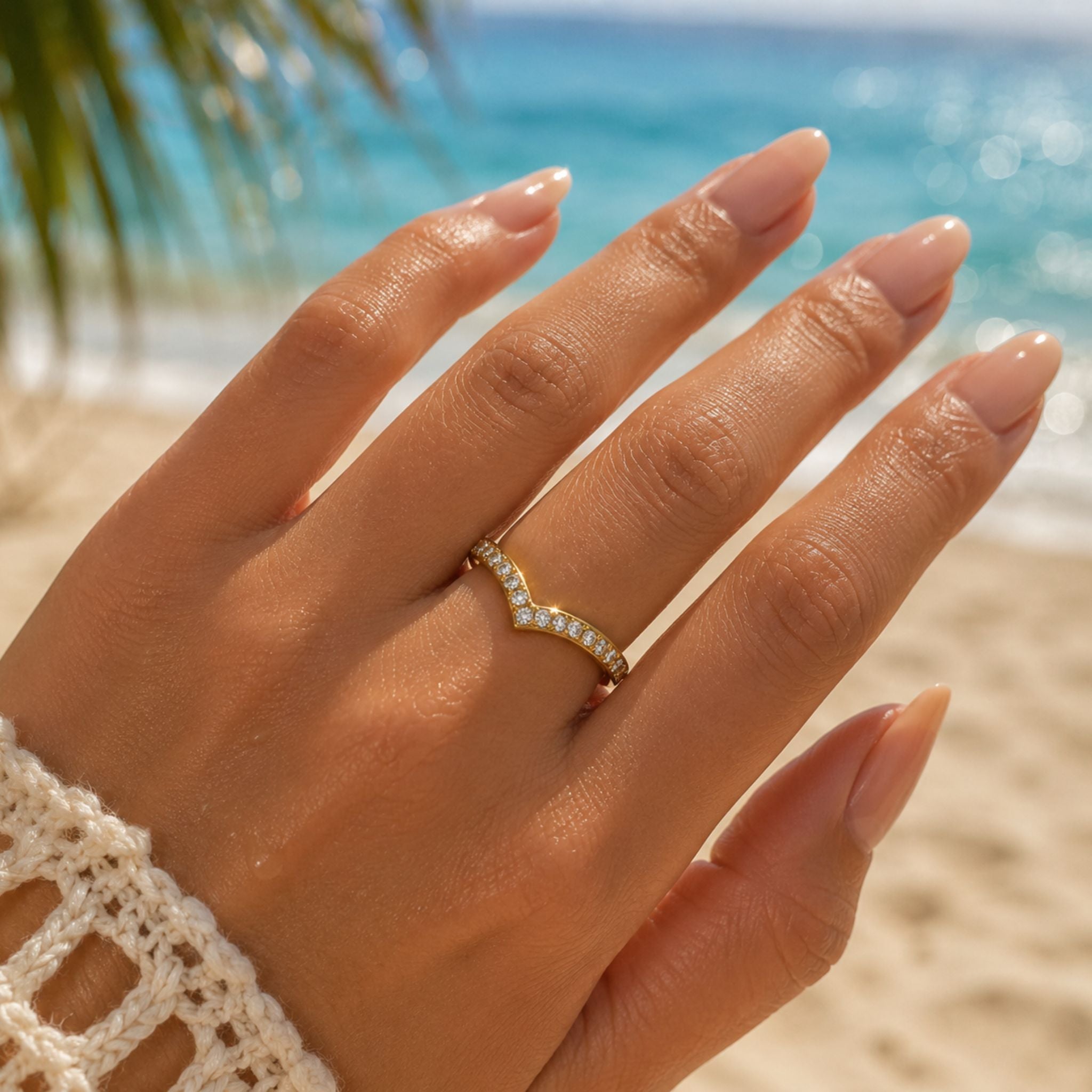 Diamond V Ring Gold am Finger getragen