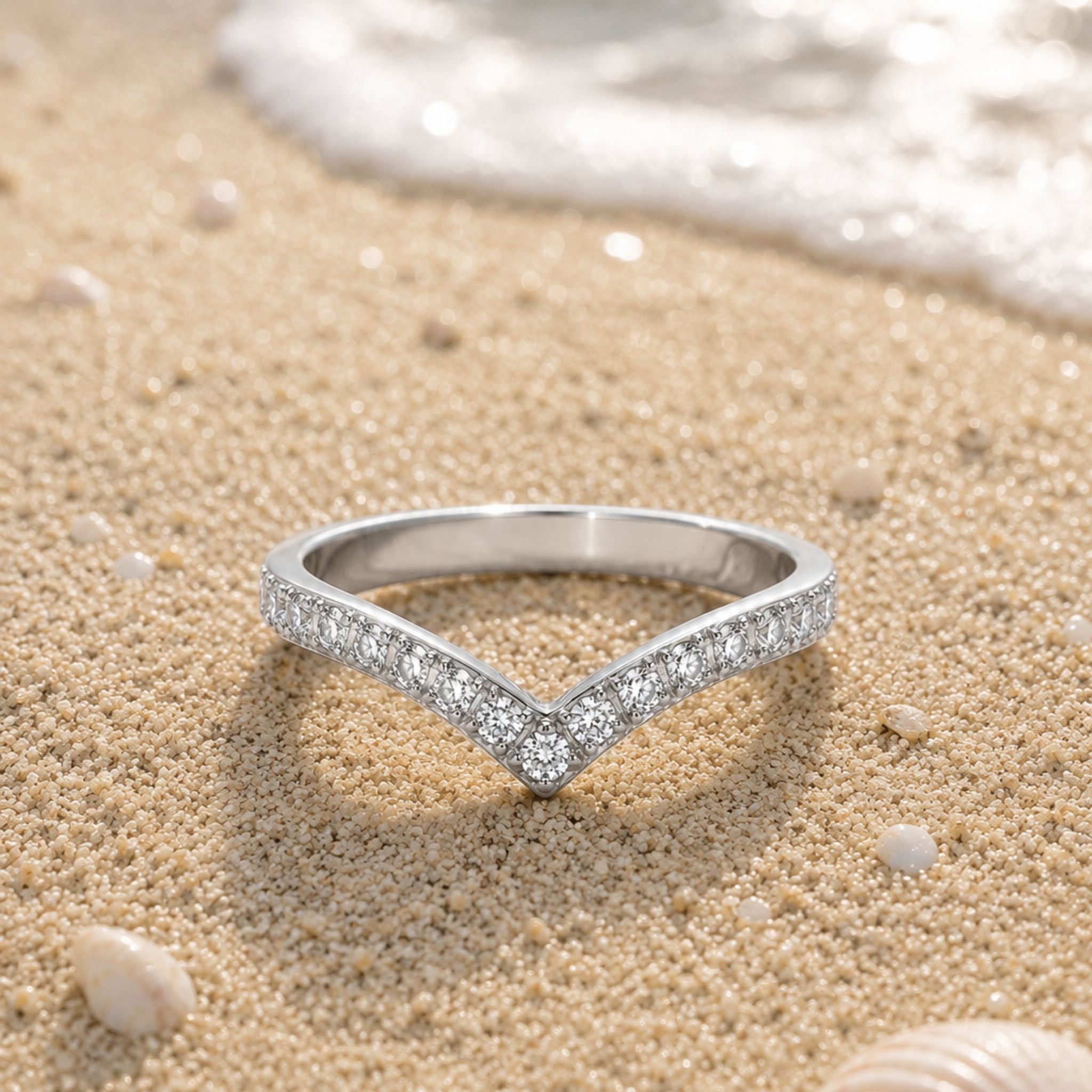 Diamond V Ring Silber mit Zirkonia auf Sand
