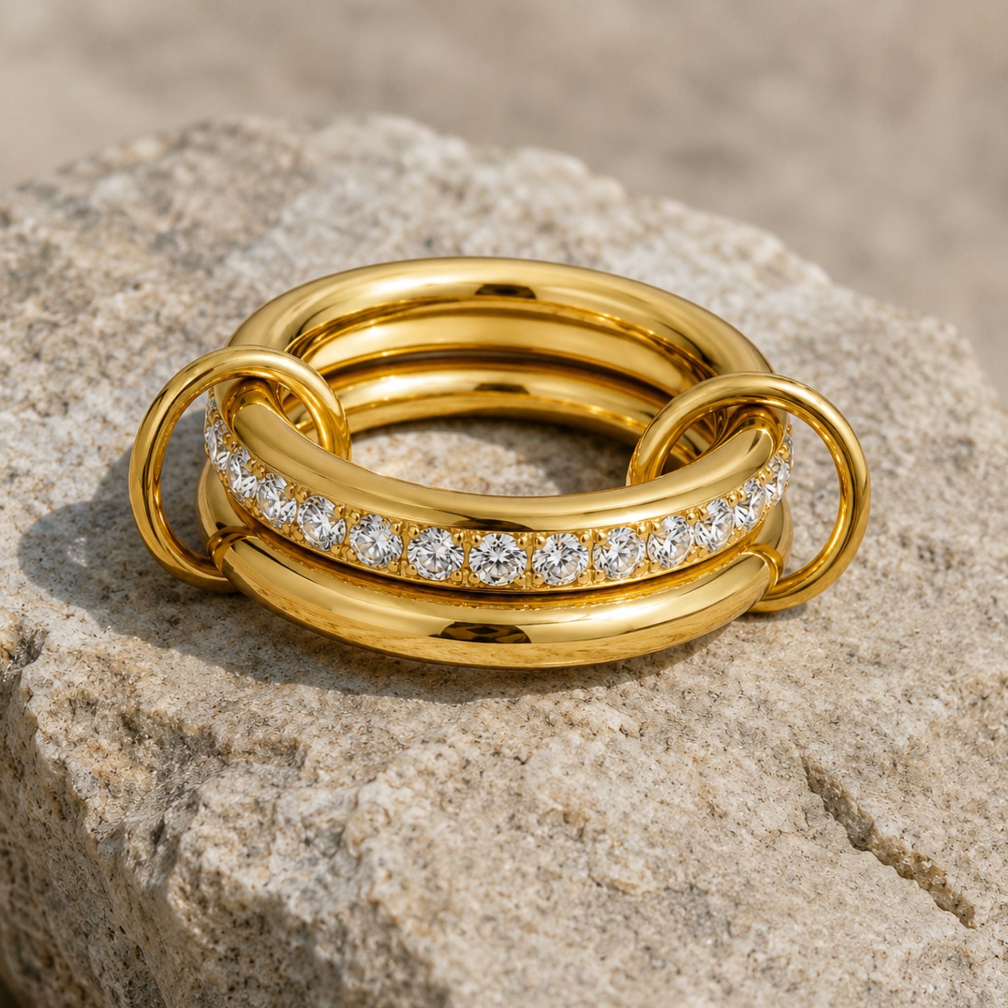 Goldener Edelstahl Ring mit funkelnder Zirkonia Reihe und elegantem Design