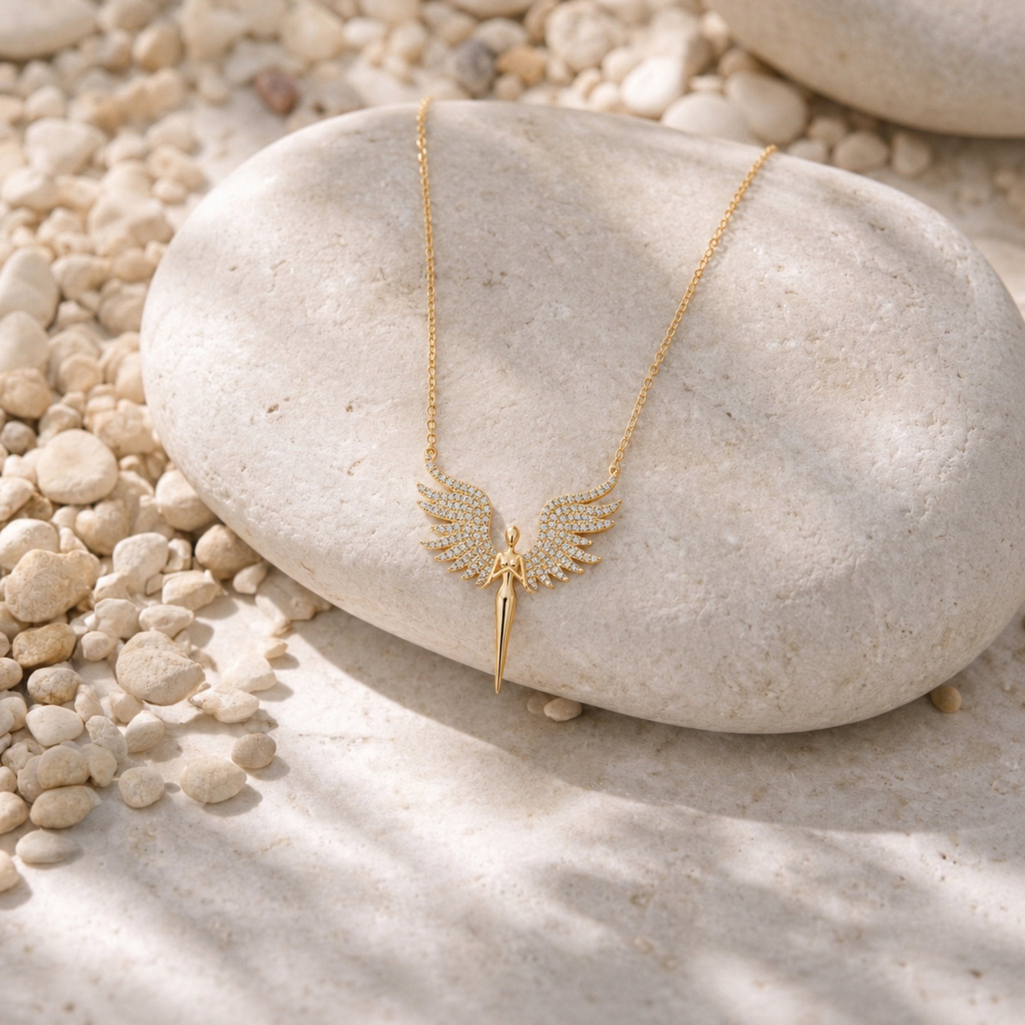 Goldene Engelsflügel Halskette mit Zirkonia auf Naturstein dekoriert