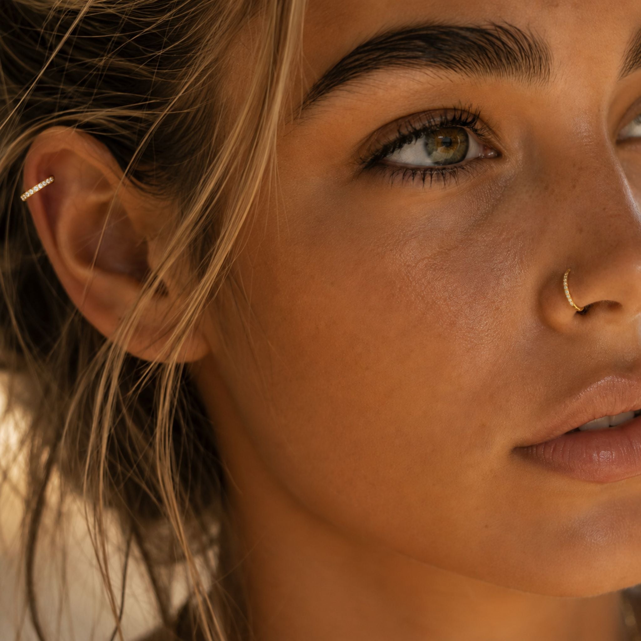 Eternal Glow Piercing Gold für Nasenpiercing und Helix Ohrpiercing mit funkelnden Zirkonia