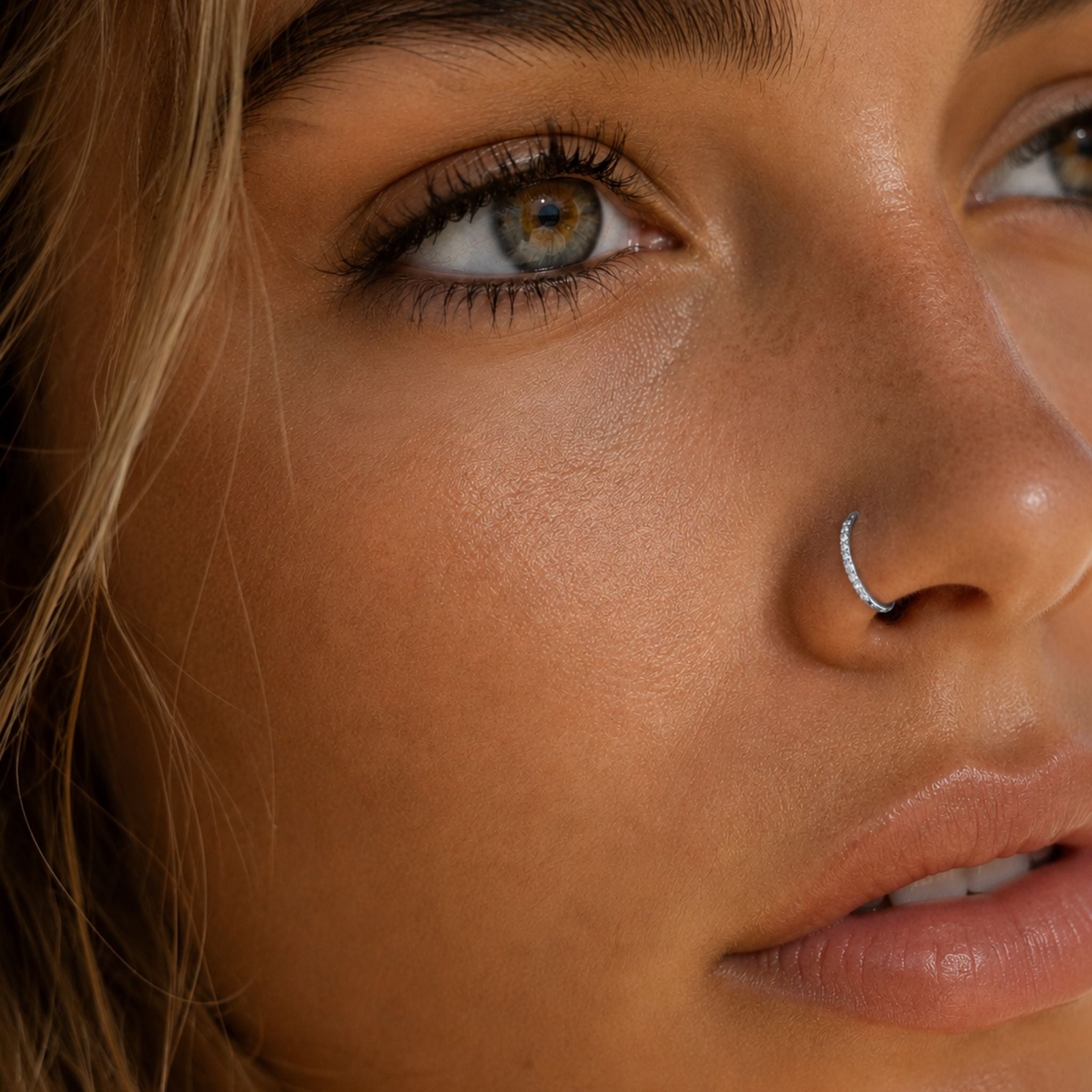 Eternal Glow Nasenpiercing Silber mit funkelnden Zirkonia Steinen