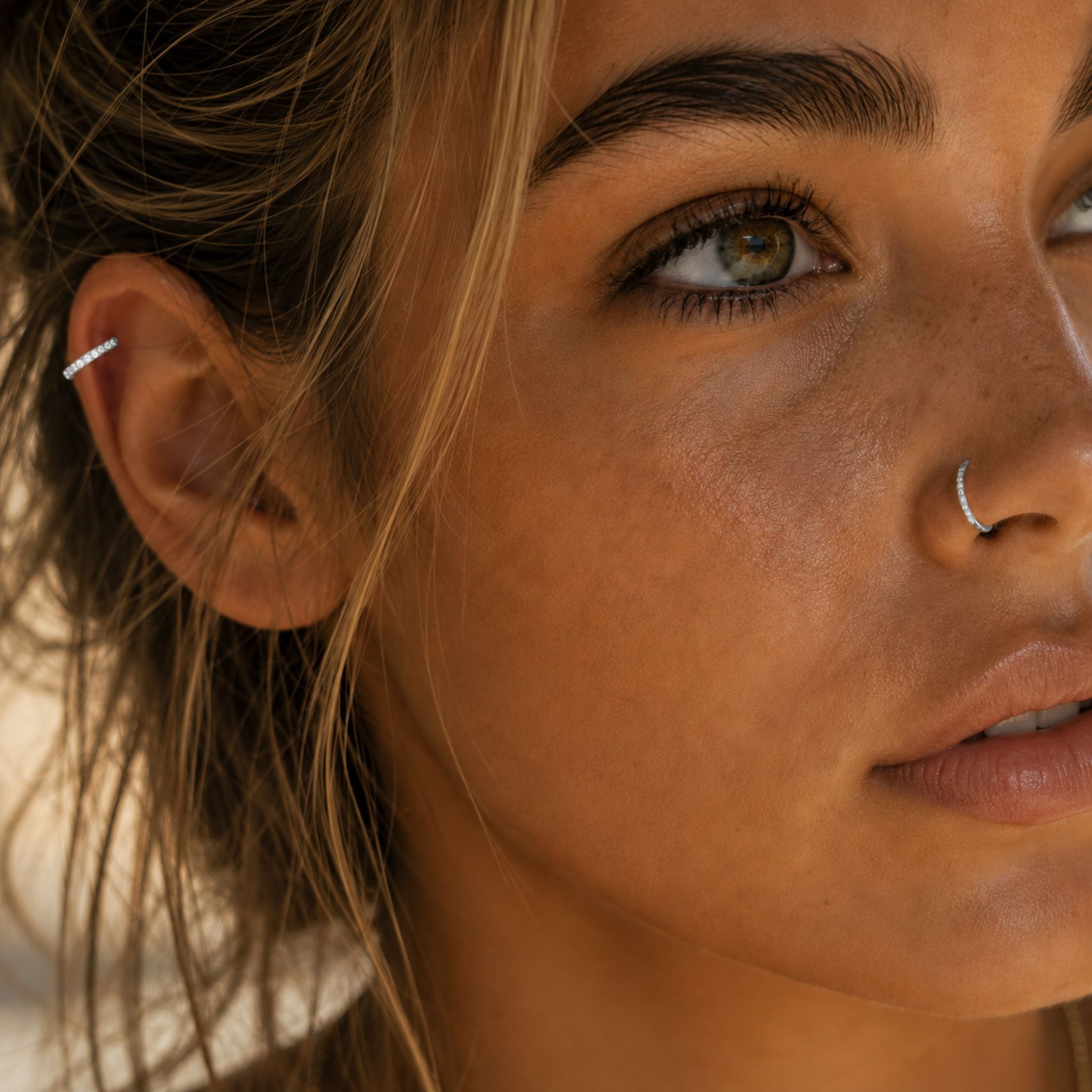 Eternal Glow Piercing Silber als Nasenpiercing und Ohrpiercing mit Zirkonia Steinen auf Titanstahl 