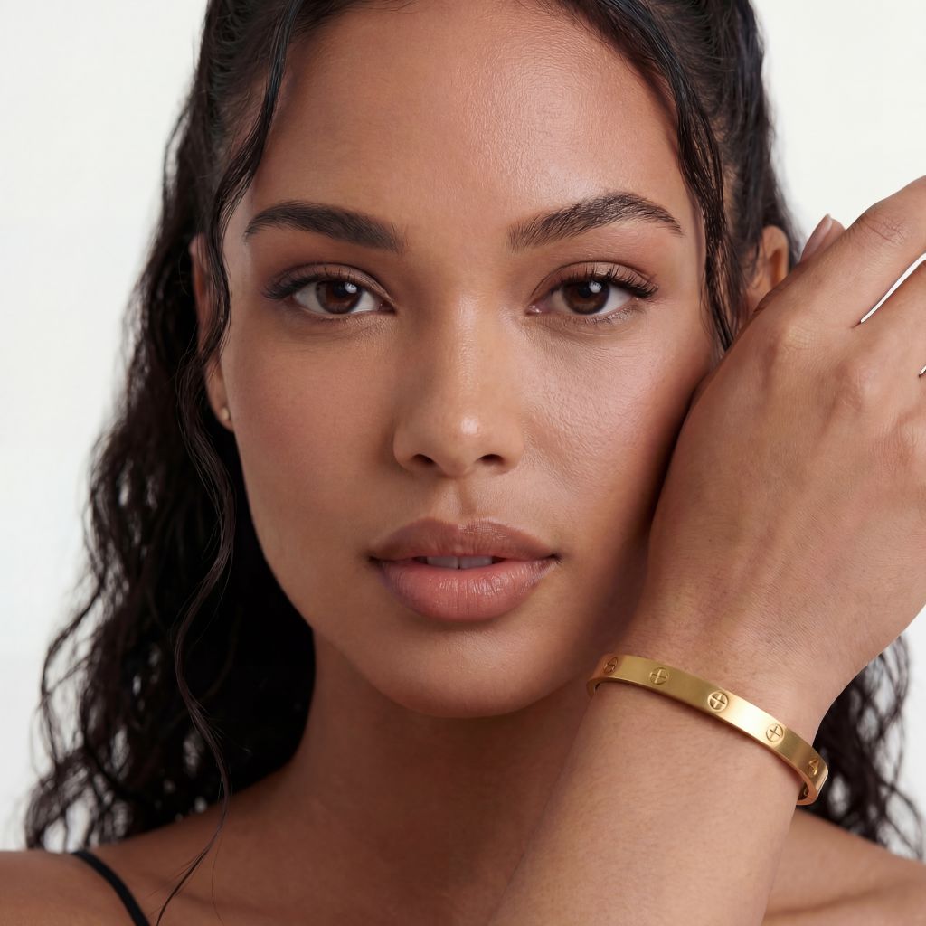 Eternal Screw Bangle in Gold am Model getragen – wasserfest, hautfreundlich, kein Abfärben – Damen Schmuck von Selnaura