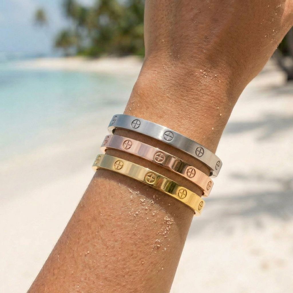 Eternal Screw Bangle in Gold, Silber und Roségold gestapelt am Handgelenk am Strand – wasserfest, hyperallergen, kein Abfärben – Damen Schmuck von Selnaura