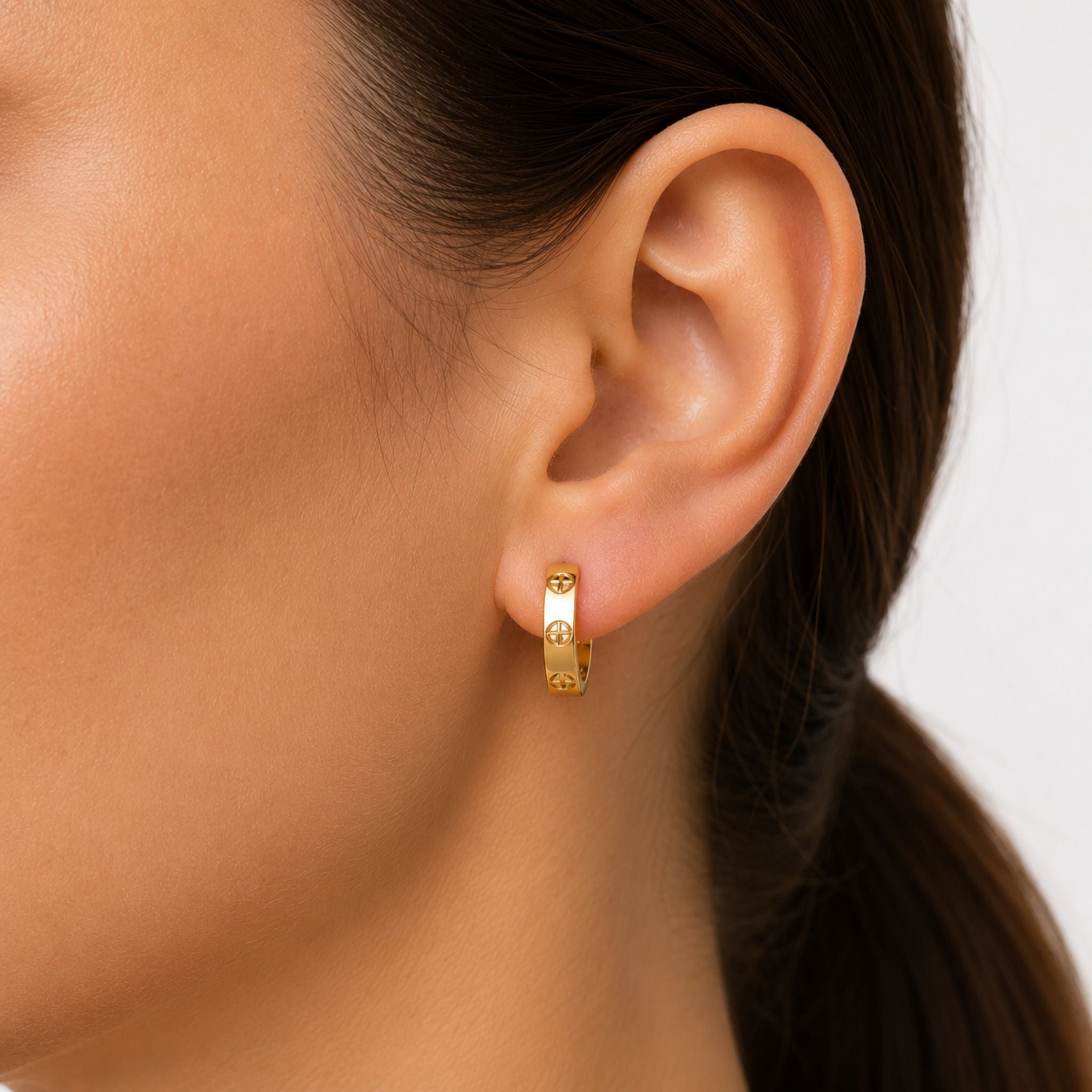 Eternal Screw Ohrringe Gold getragen elegante Creolen für Damen