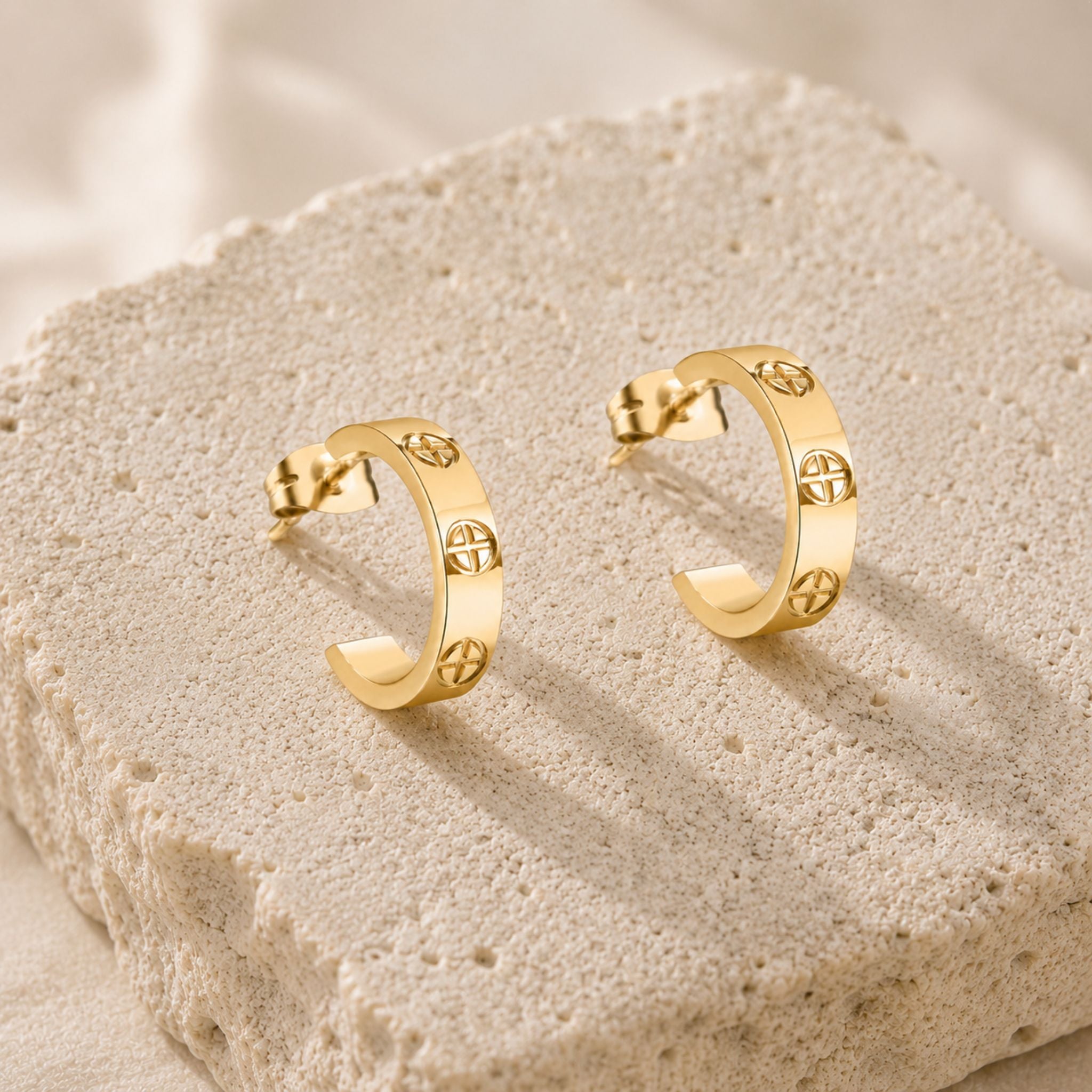 Eternal Screw Ohrringe Gold auf Naturstein stilvolle wasserfeste Creolen
