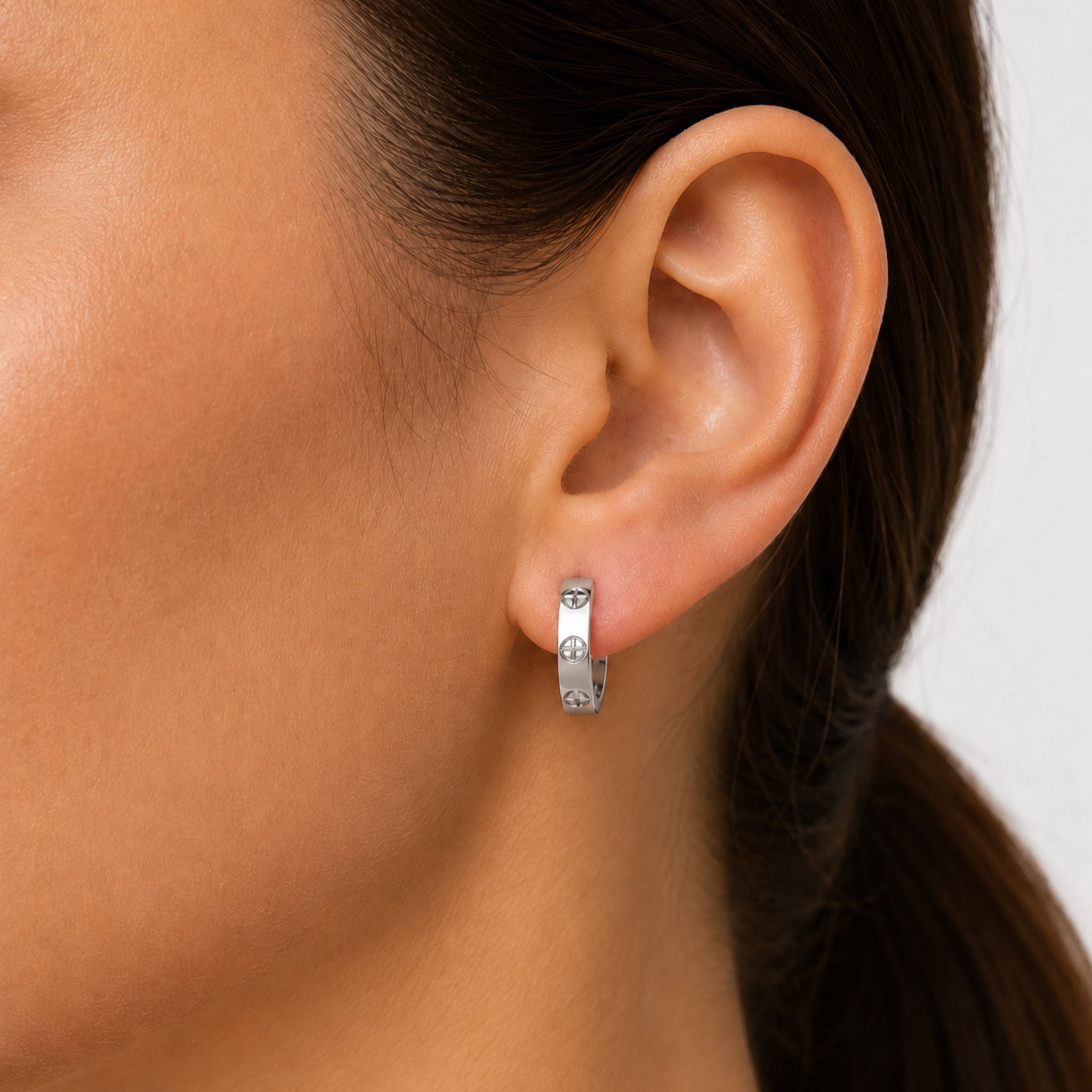 Eternal Screw Ohrringe Silber getragen elegante Creolen für Damen