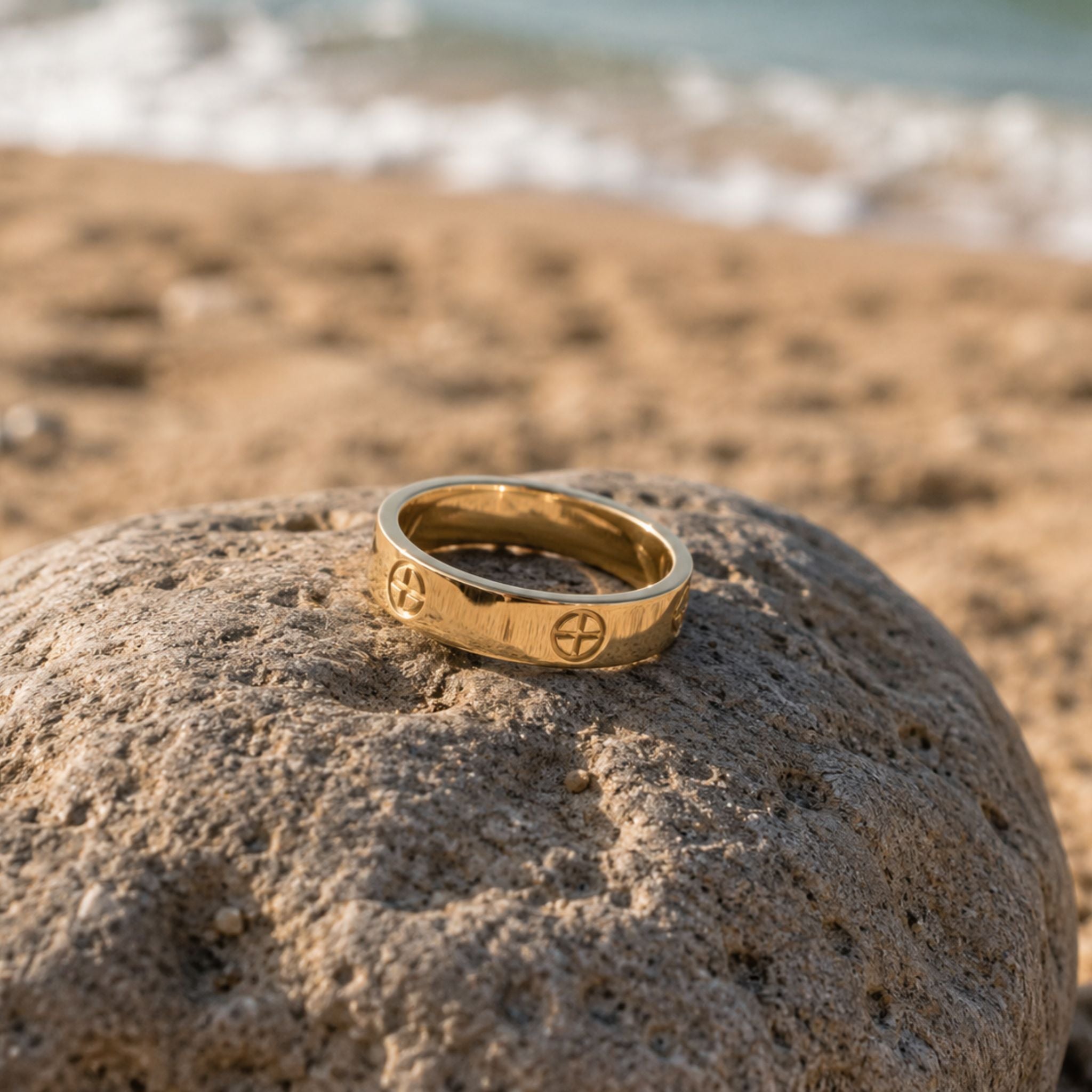 Eternal Screw Ring Gold auf Naturstein am Meer
