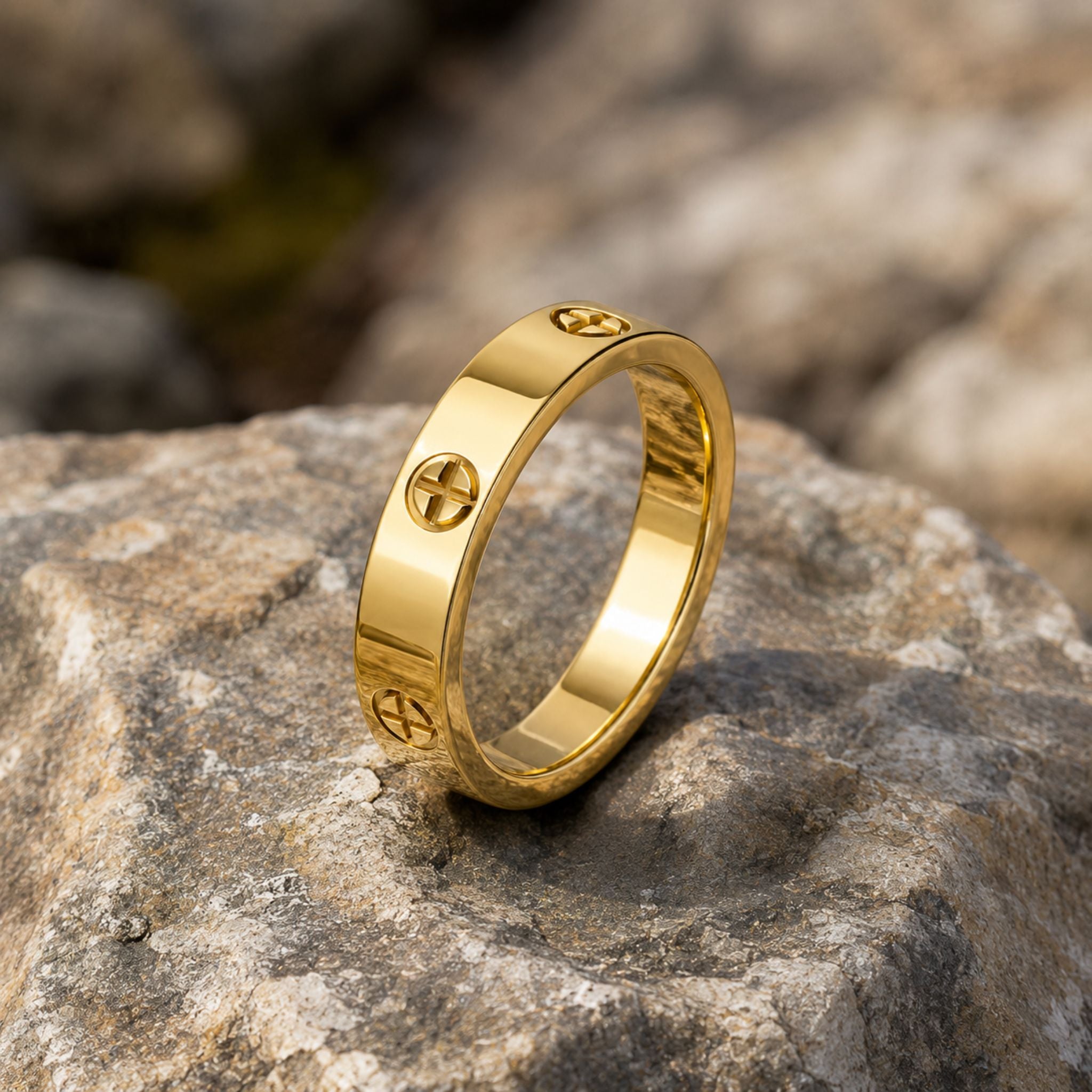 Eternal Screw Ring Gold auf Stein dekorativ präsentiert