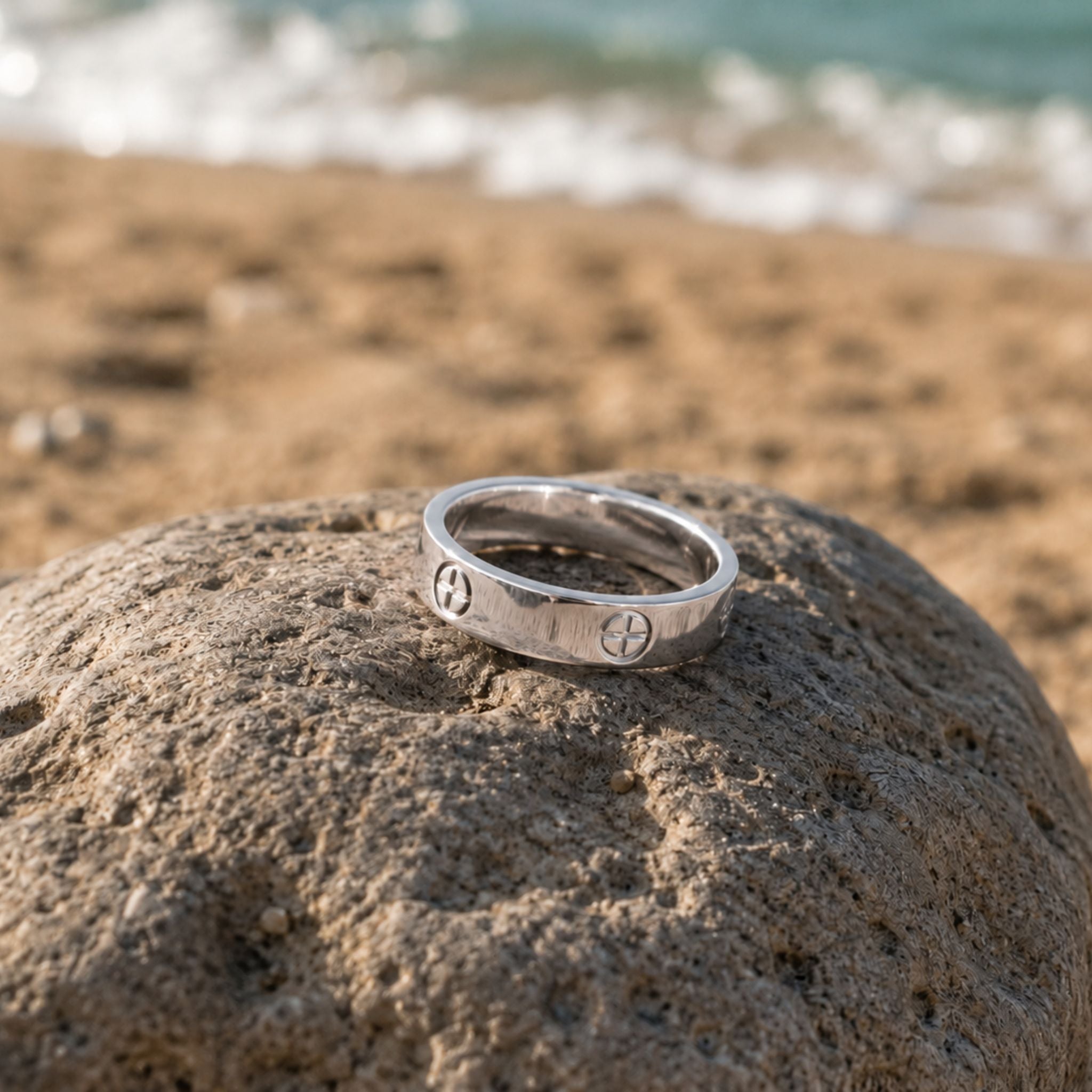 Eternal Screw Ring Silber auf Naturstein am Meer