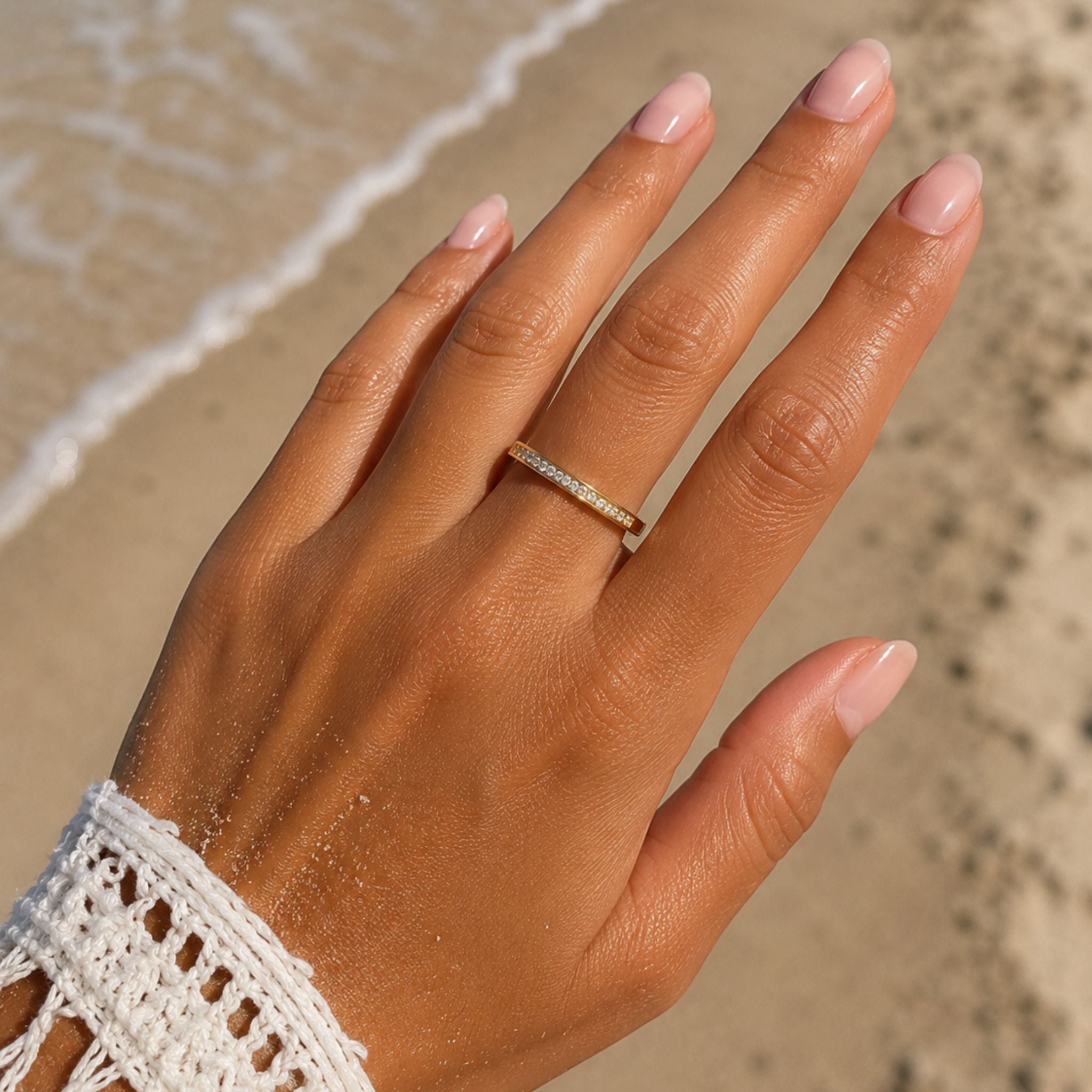 Everlight Ring Gold am Finger getragen am Strand