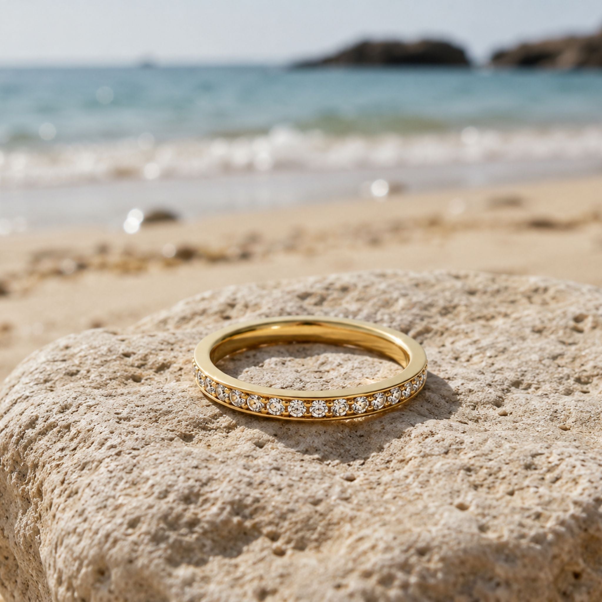 Everlight Ring Gold auf Naturstein am Meer