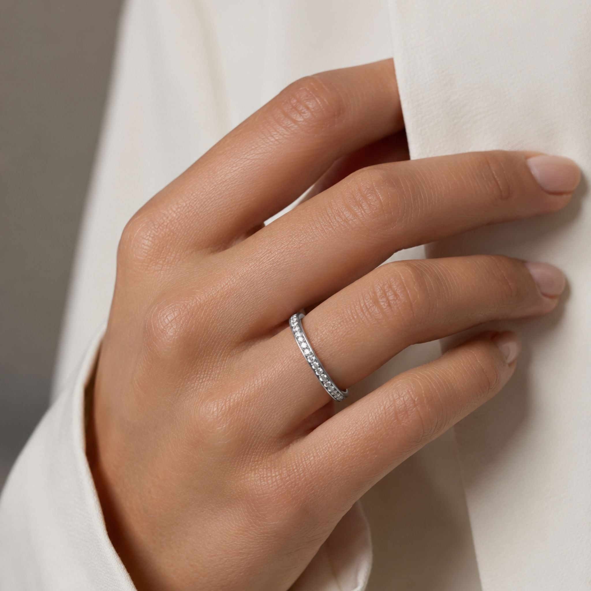 Everlight Ring Silber am Finger getragen
