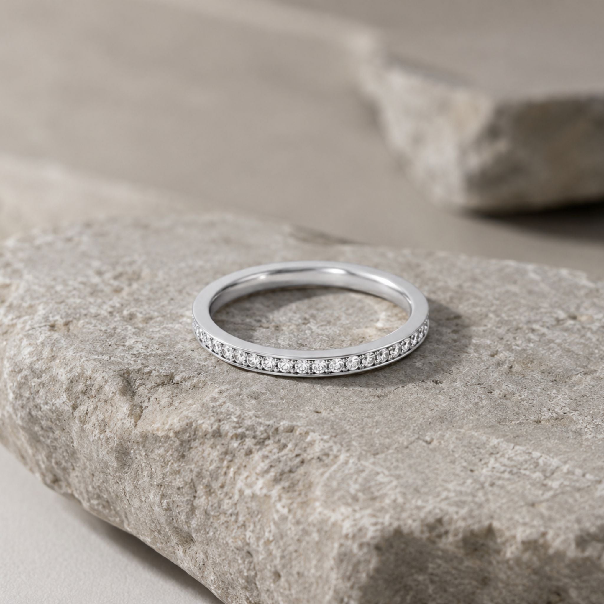 Everlight Ring Silber auf Naturstein präsentiert