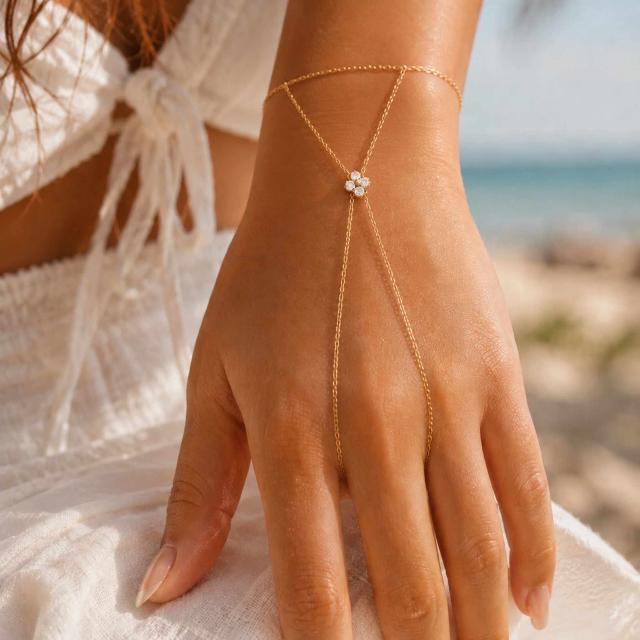 Flora Bloom Handkette in Gold mit filigraner Blütenform und Zirkonia
