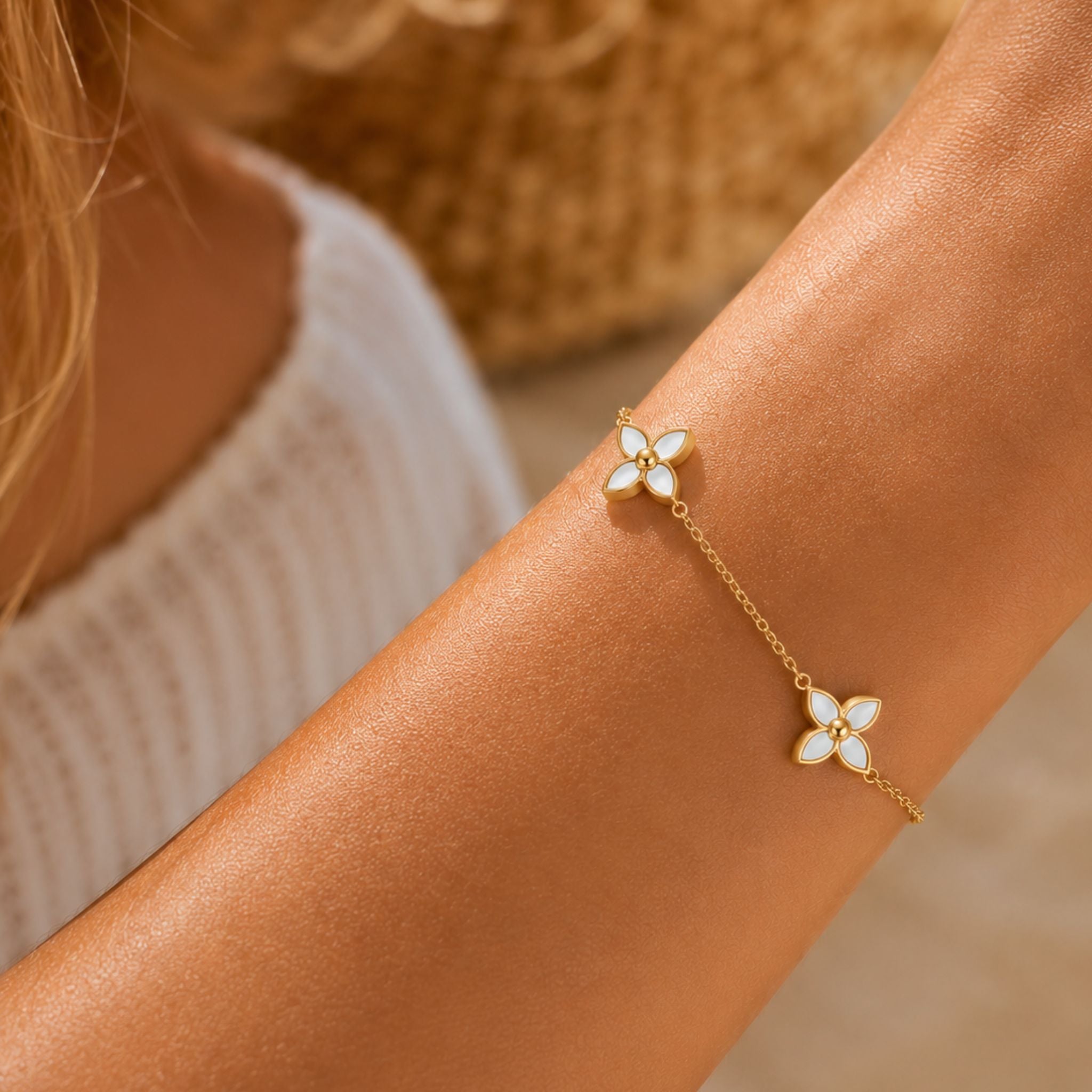 Flora Pearl Armband in Gold mit Perlmuttblüten elegant am Handgelenk