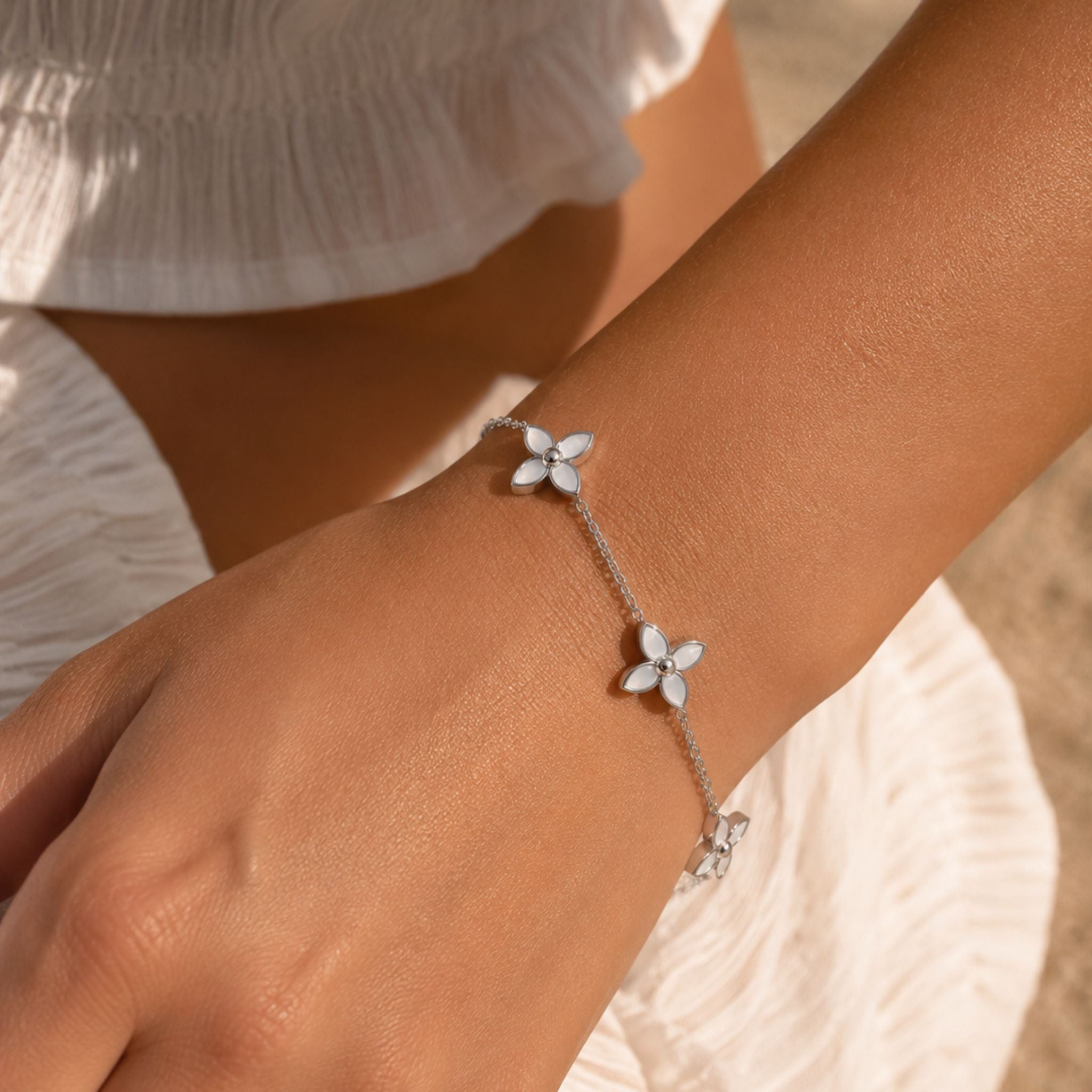 Flora Pearl Armband in Silber mit Perlmuttblüten elegant am Handgelenk