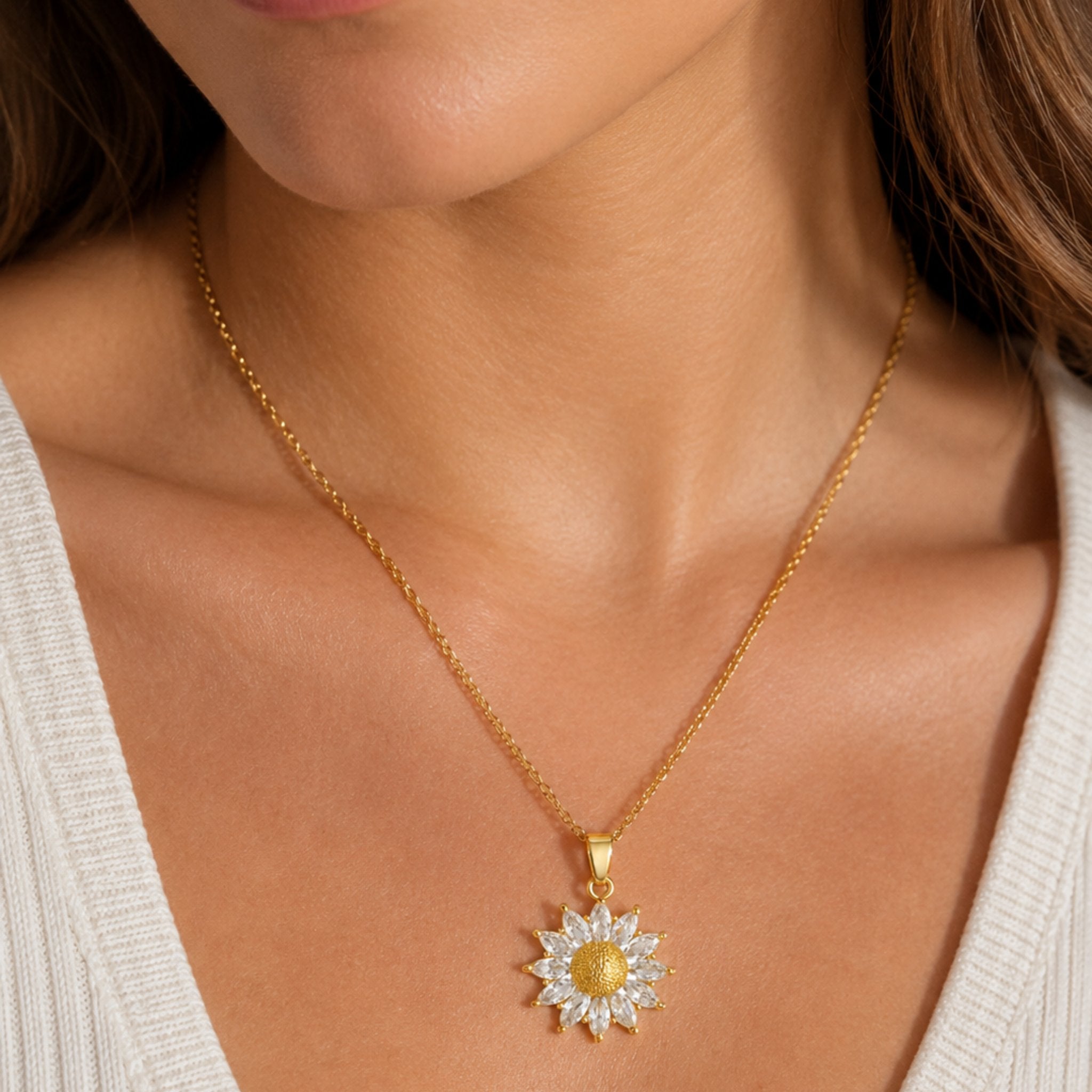 Goldene Glow Sunflower Kette mit strahlendem Sonnenblumen Anhänger am Dekolleté