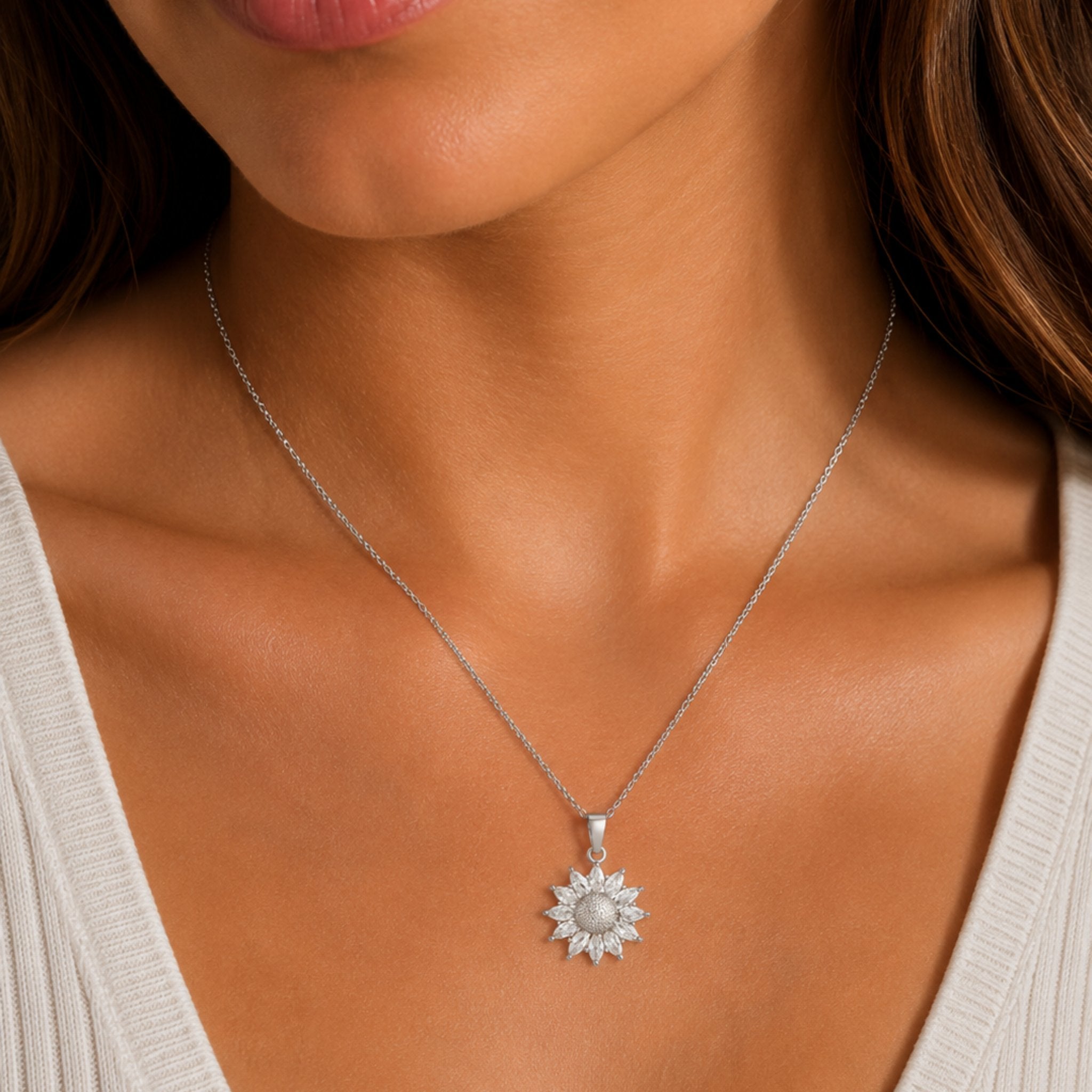Elegante Glow Sunflower Kette in Silber mit Sonnenblumen Anhänger getragen