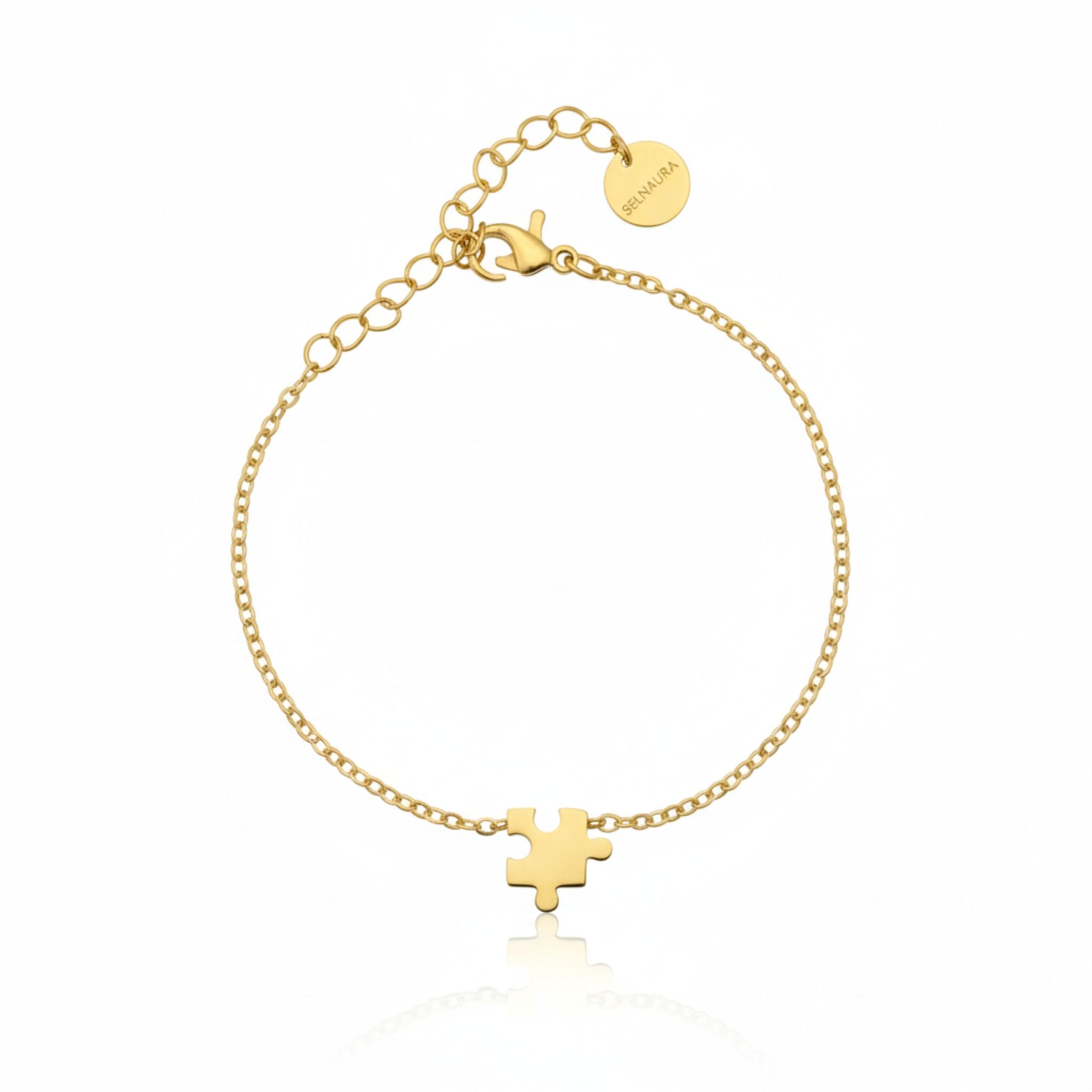 Goldenes Eternité Piece Armband mit Puzzle-Symbol, minimalistisches Damenarmband aus Edelstahl auf weißem Hintergrund