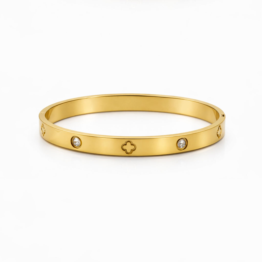 Goldfarbener Armreif mit Zirkonia-Akzenten und Kleeblatt-Motiv, eleganter Damenschmuck