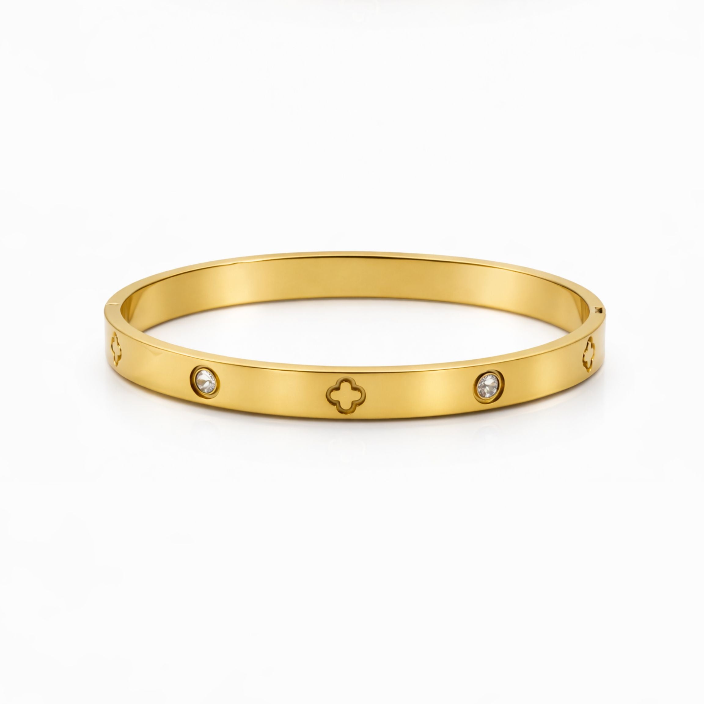 Goldfarbener Armreif mit Zirkonia-Akzenten und Kleeblatt-Motiv, eleganter Damenschmuck