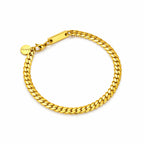 Goldenes Urban Chain Armband mit markanter Panzerkette, minimalistisches Design, moderner Schmuck auf weißem Hintergrund