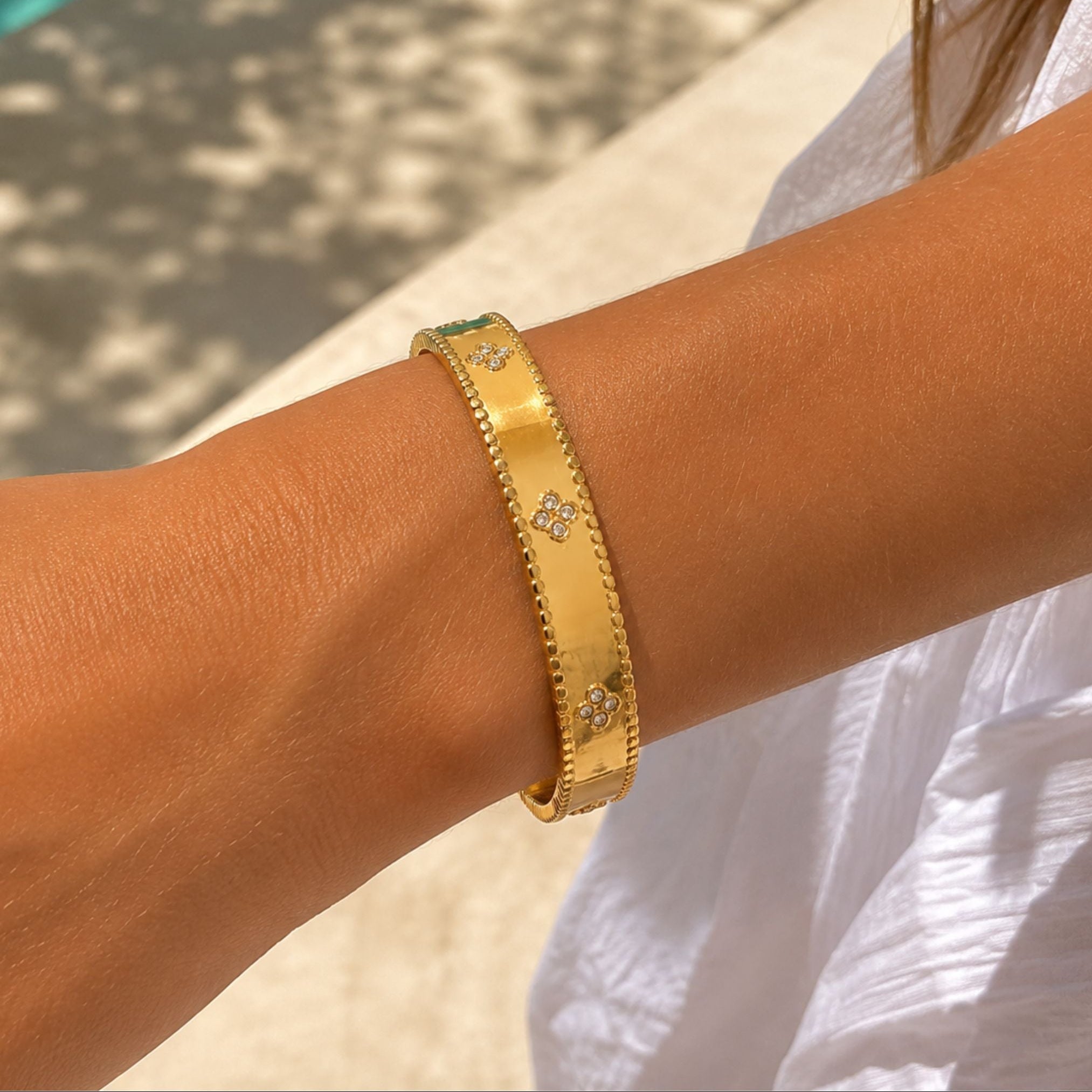 Golden Bloom Armreif Damen Gold am Handgelenk