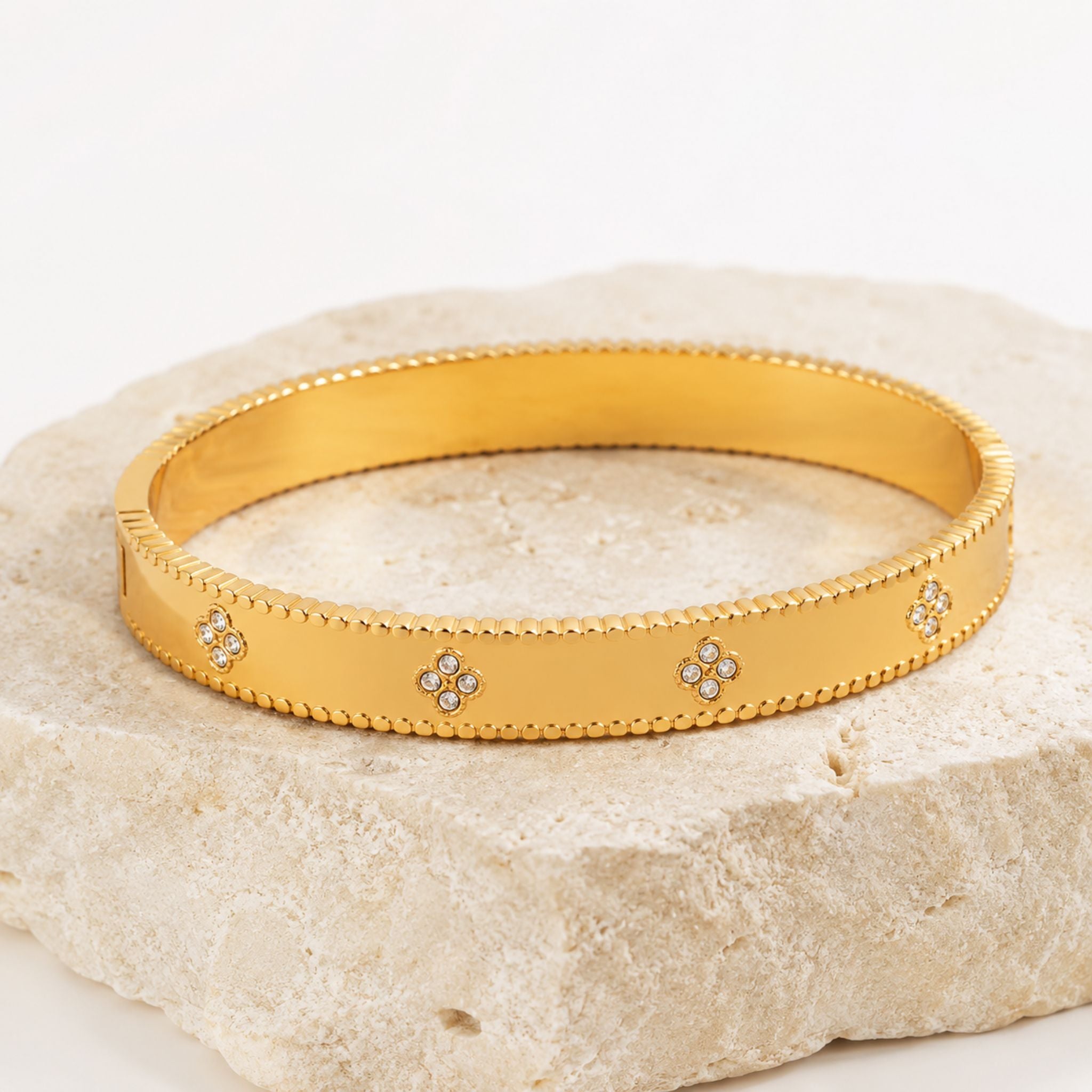 Goldener Edelstahl Armreif mit floralen Schmucksteinen