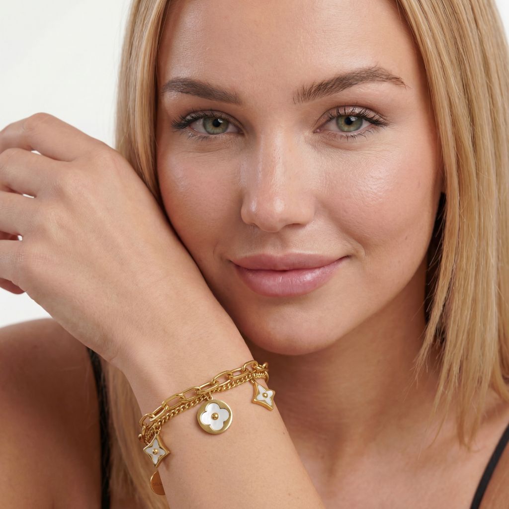 Golden Charme Armband in Gold mit weißen Charm-Anhängern am Model – wasserfest, hautfreundlich, kein Abfärben – Damen Schmuck von Selnaura