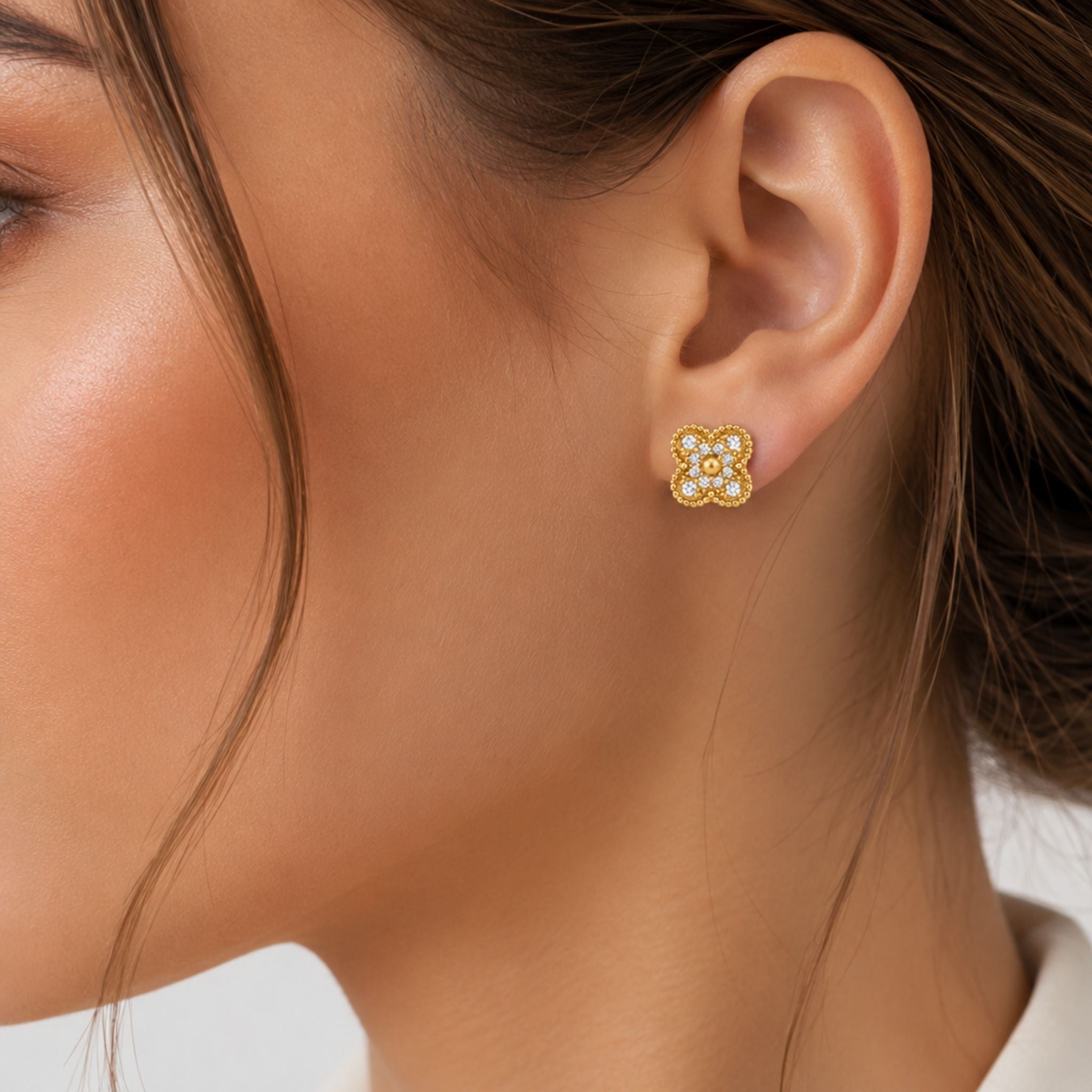 Golden Clover Ohrstecker Gold getragen