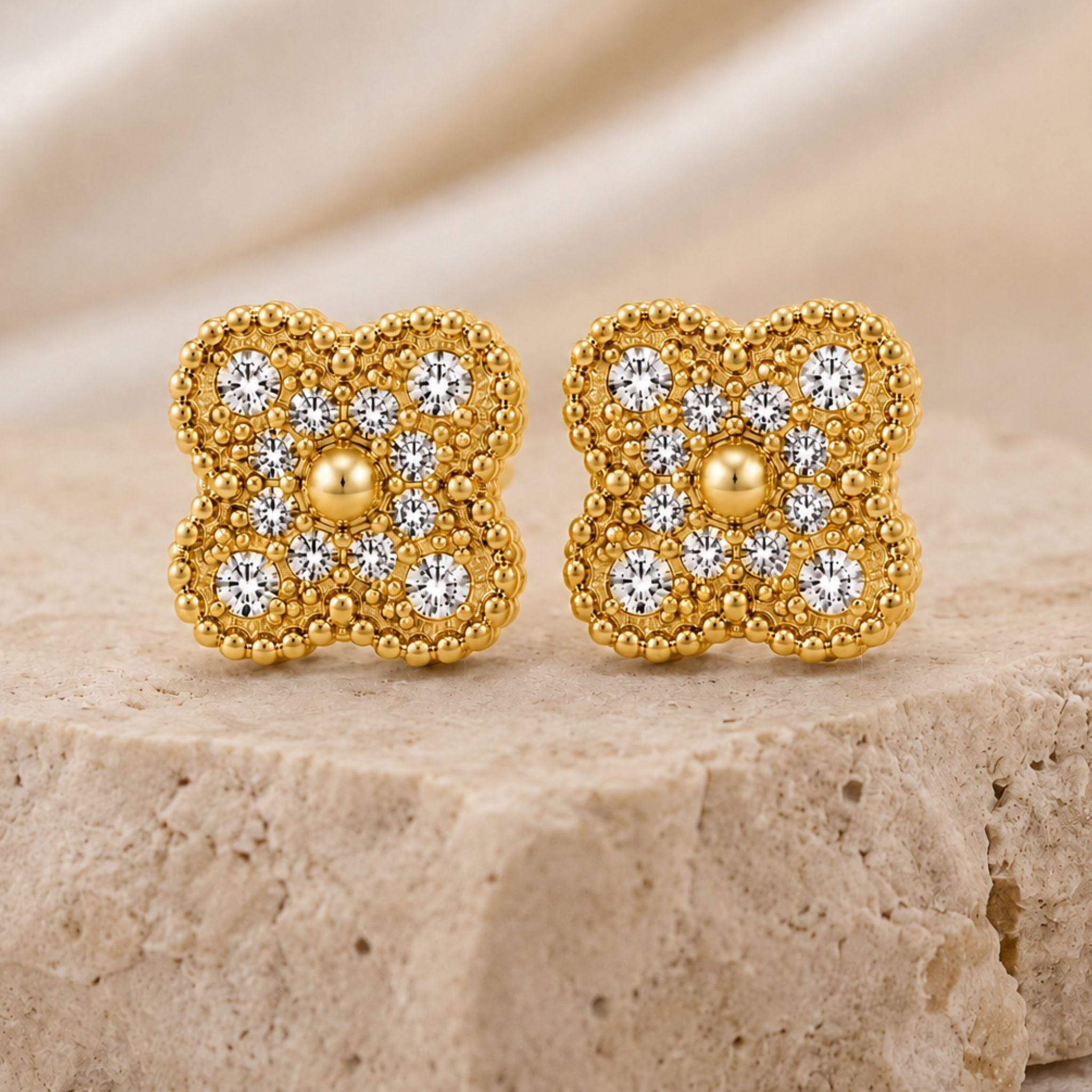 Elegante Gold Ohrringe mit Kleeblatt Design