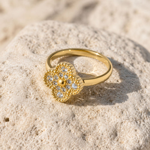 Golden Clover Ring Gold mit Kleeblatt Design und funkelnden Zirkonia auf Naturstein