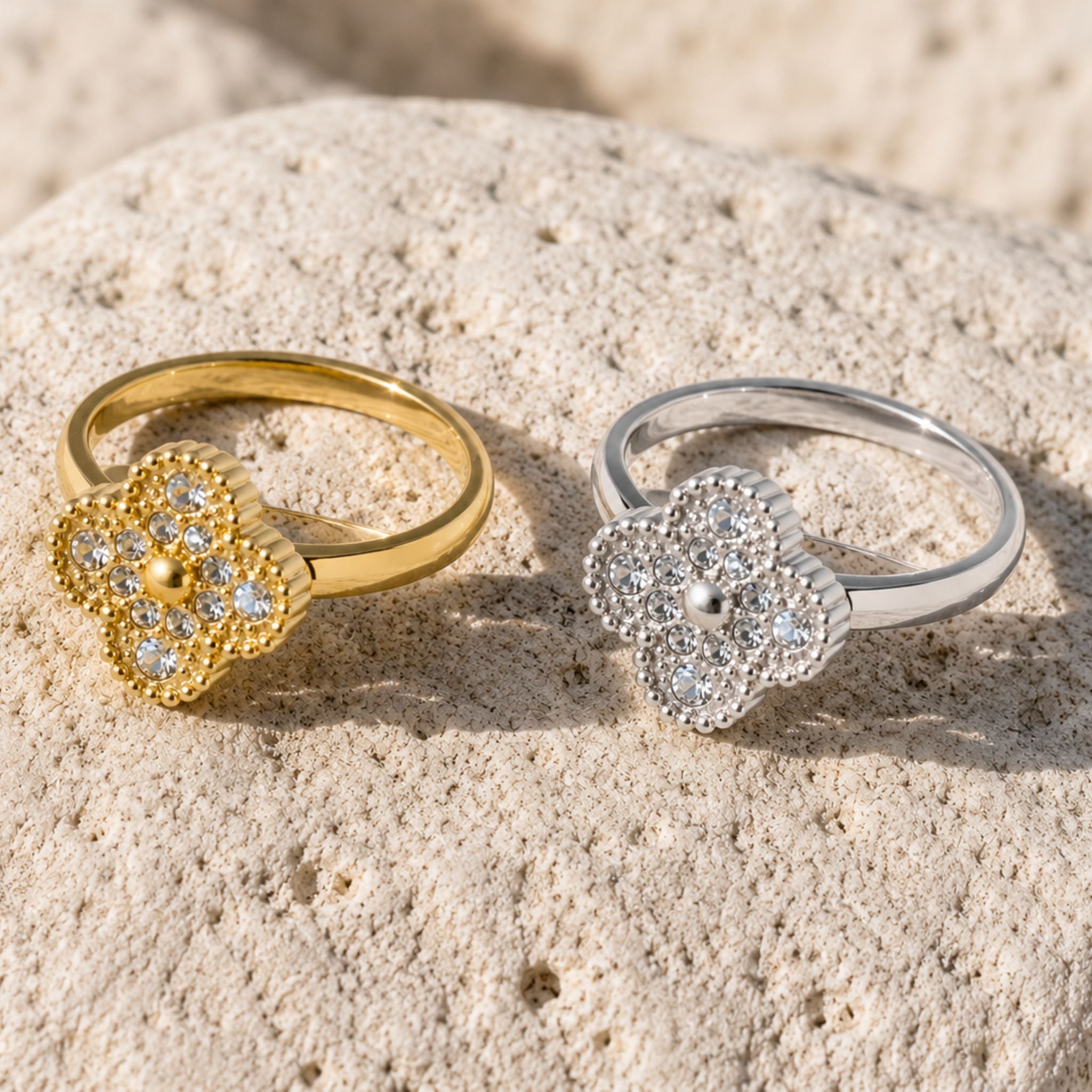 Golden Clover Ring in Gold und Silber mit filigranem Kleeblatt Design