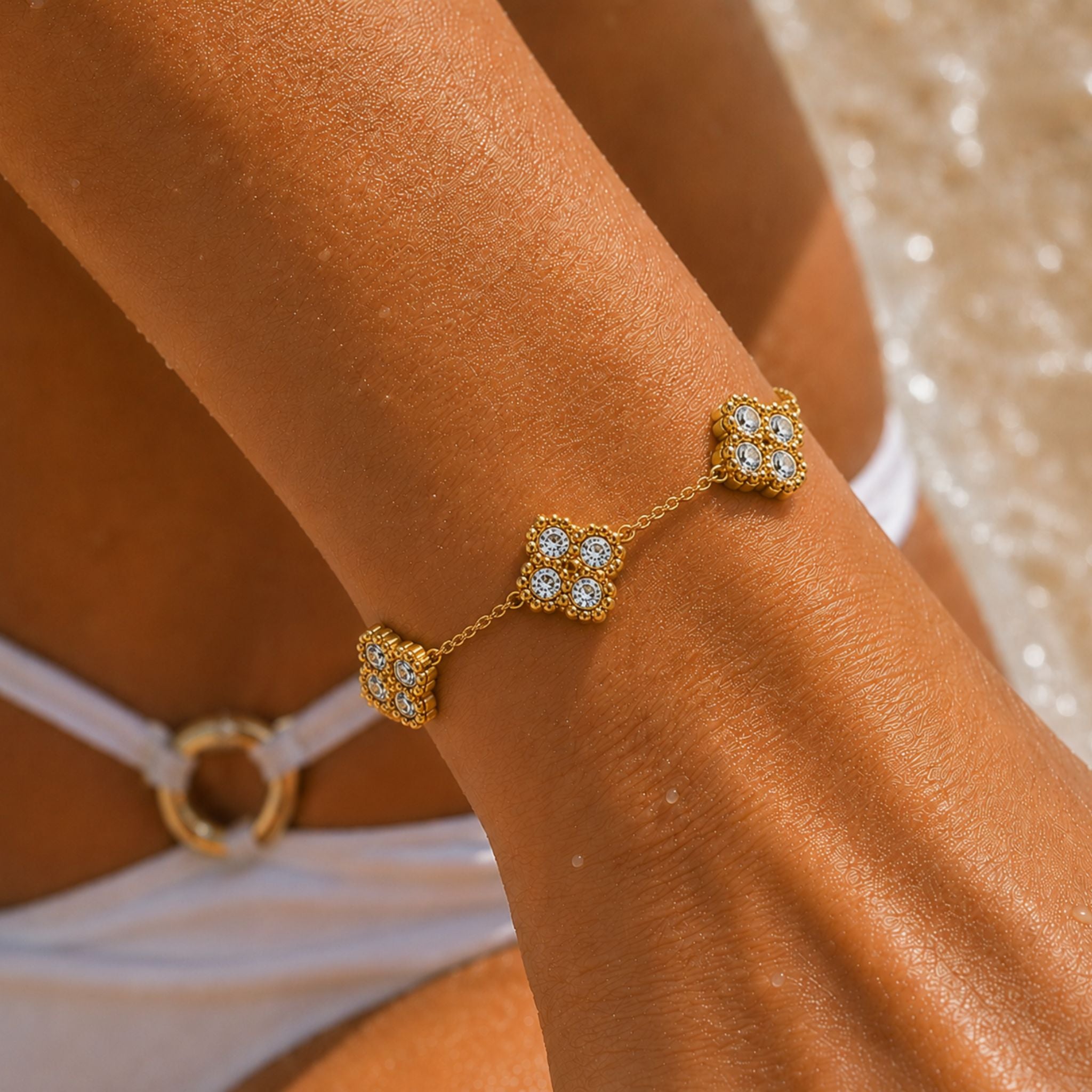 Lumi Clover Armband in Gold mit Zirkonia Kleeblatt Elementen am Handgelenk