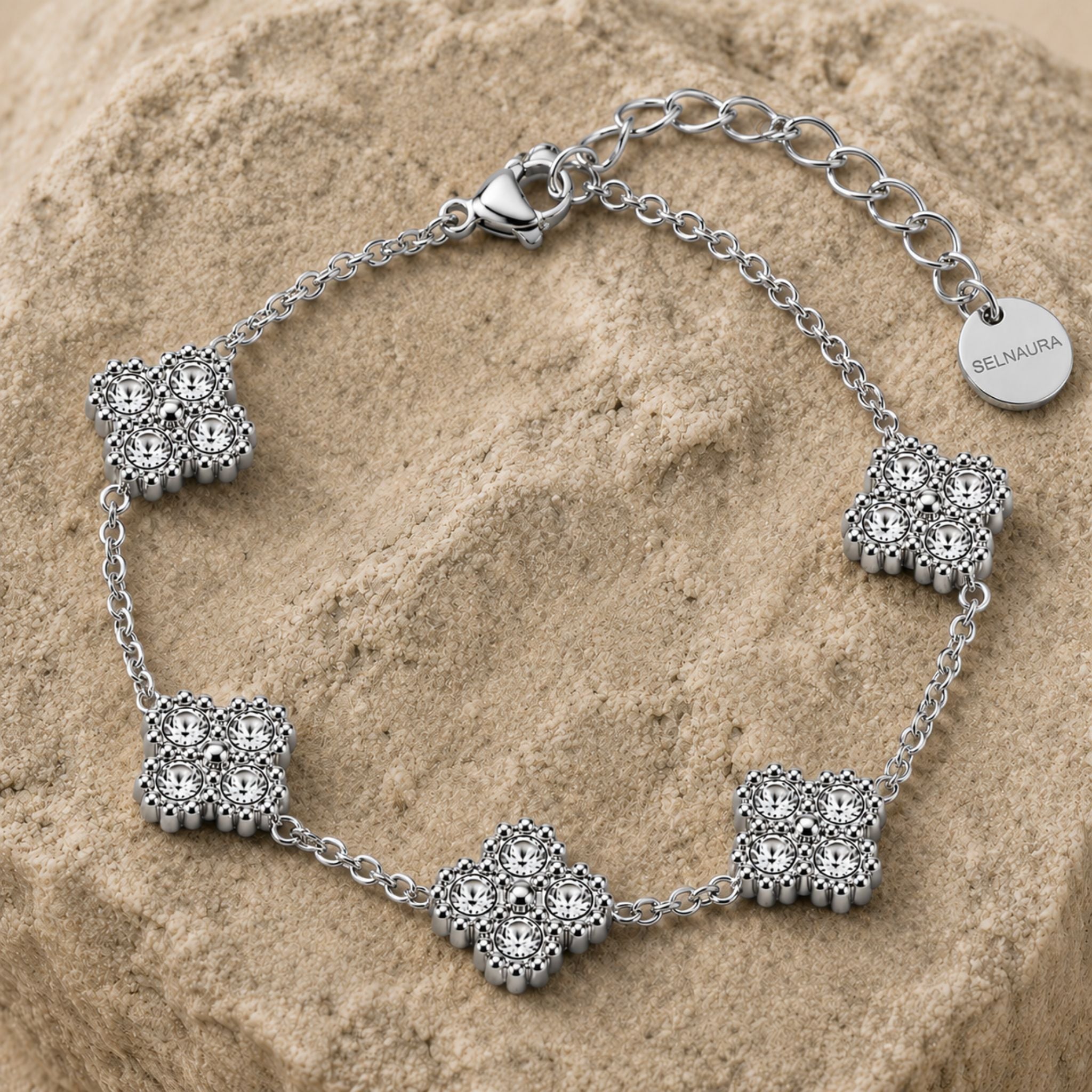 Lumi Clover Armband aus Edelstahl in Silber mit Zirkonia auf Naturstein