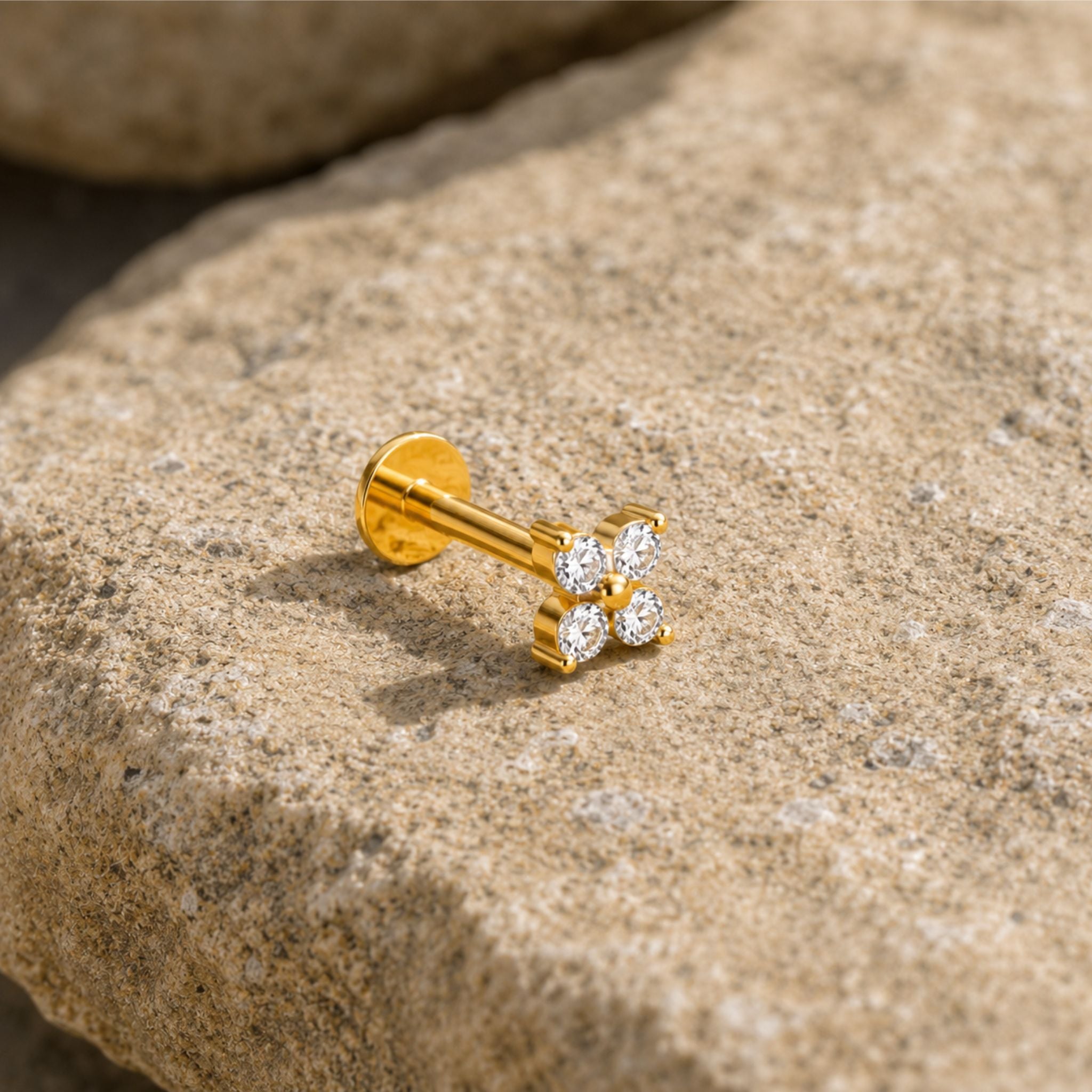 Titan Piercing Gold mit vier funkelnden Zirkonia Steinen