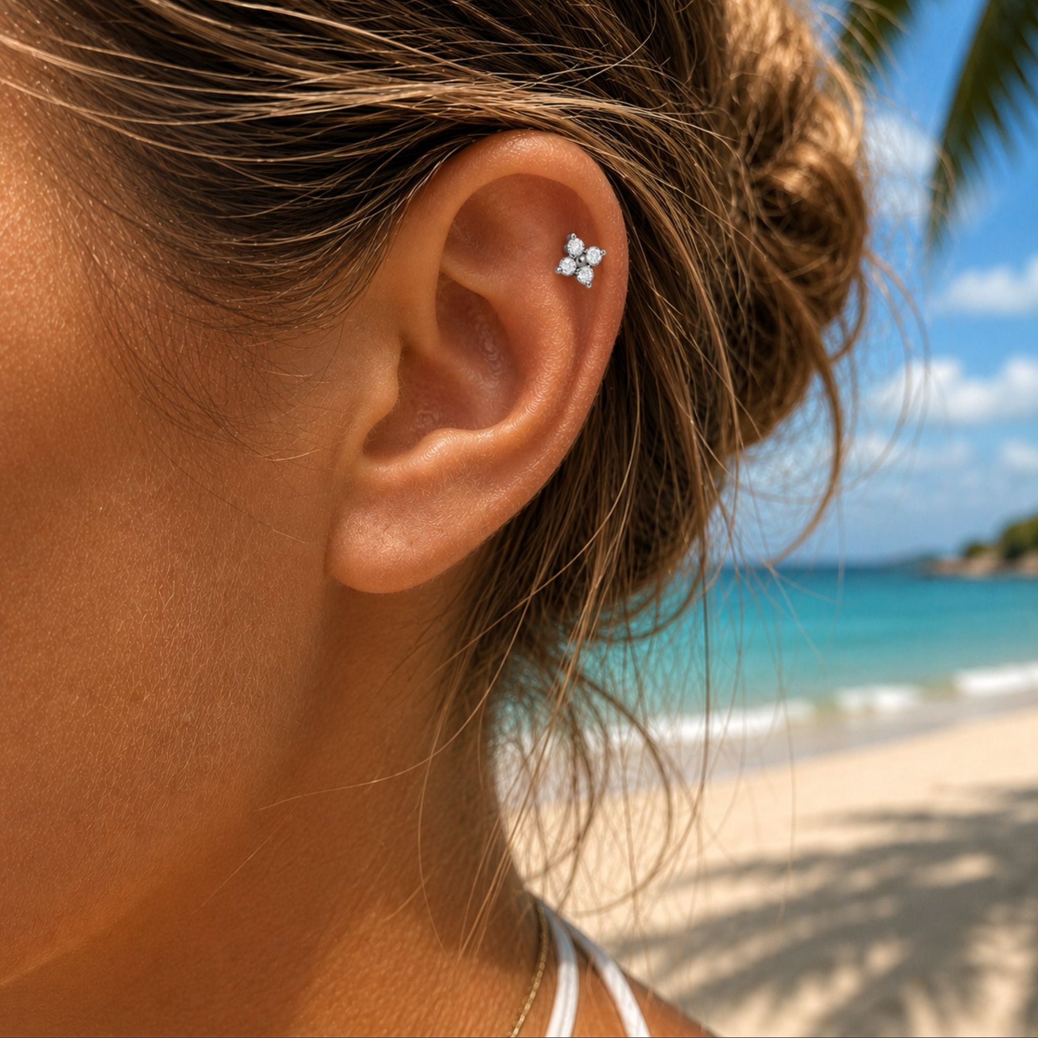Luna Bloom Piercing Silber mit vier Zirkonia Steinen im Ohr