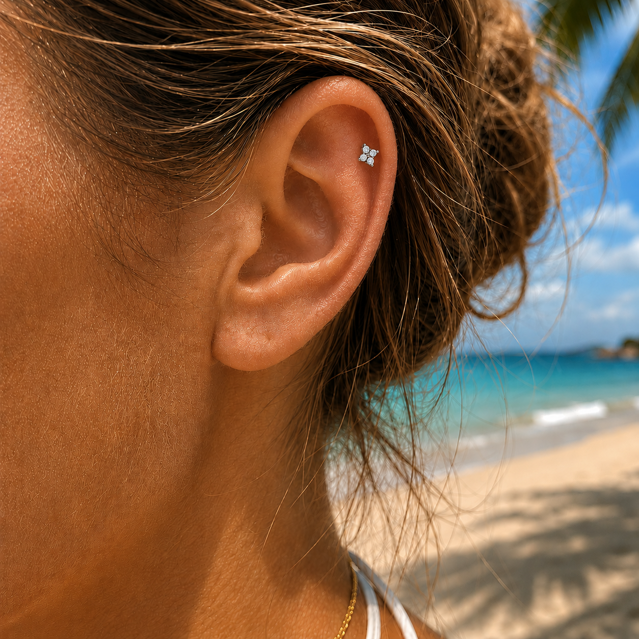 Luna Bloom Piercing Silber mit vier Zirkonia Steinen im Ohr