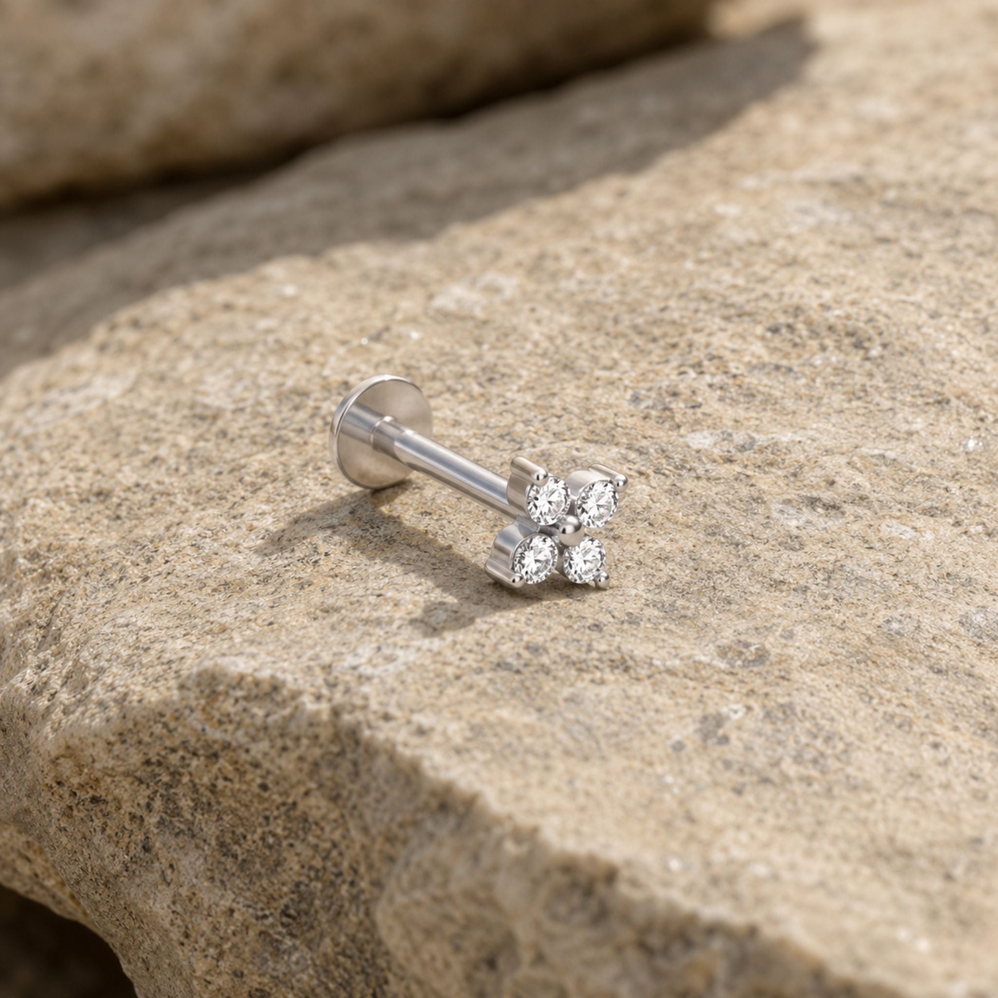 Silbernes Titan Piercing mit hochwertigem Zirkonia Blütenmotiv