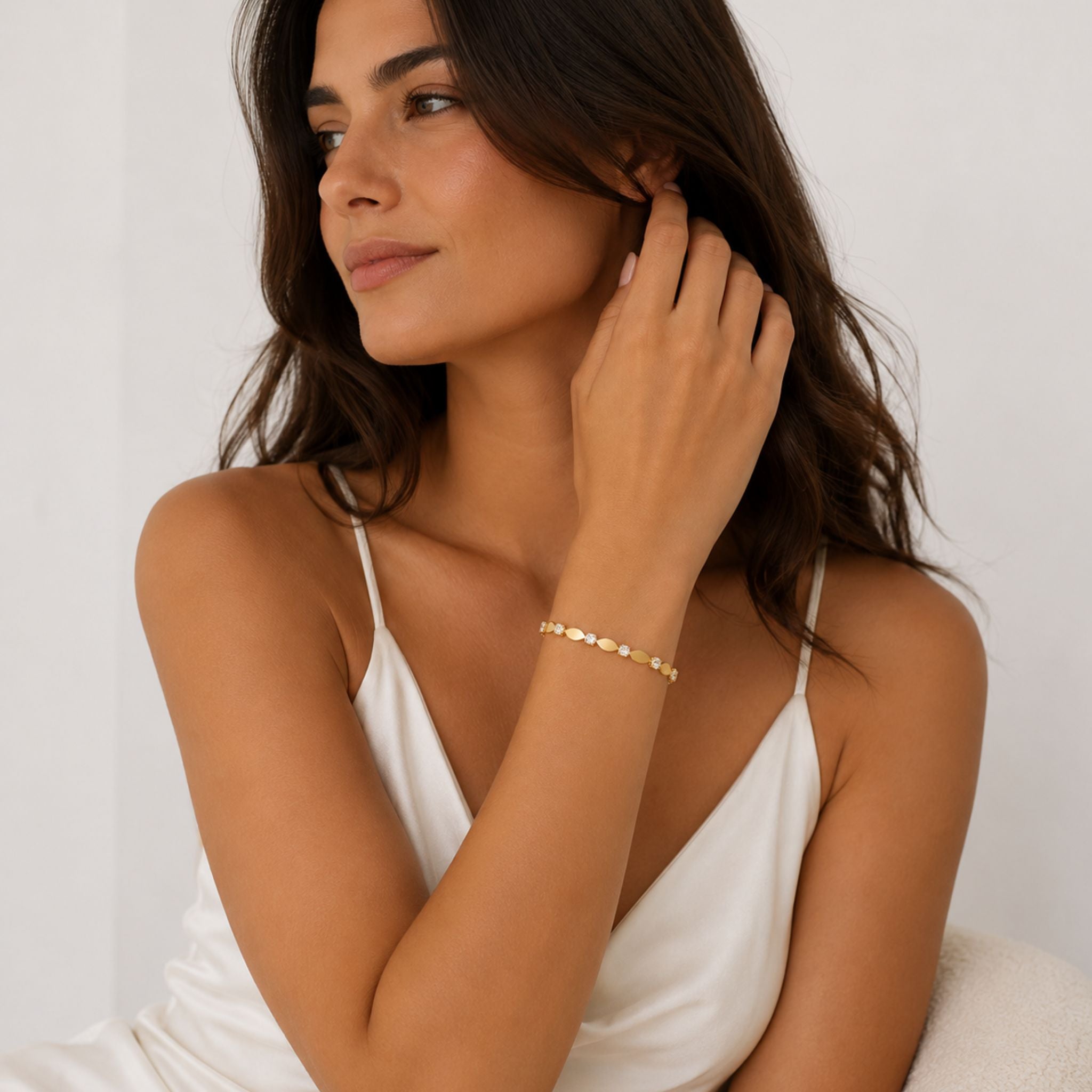 Personalisierbares Gold Armband mit funkelnden Zirkonia Steinen