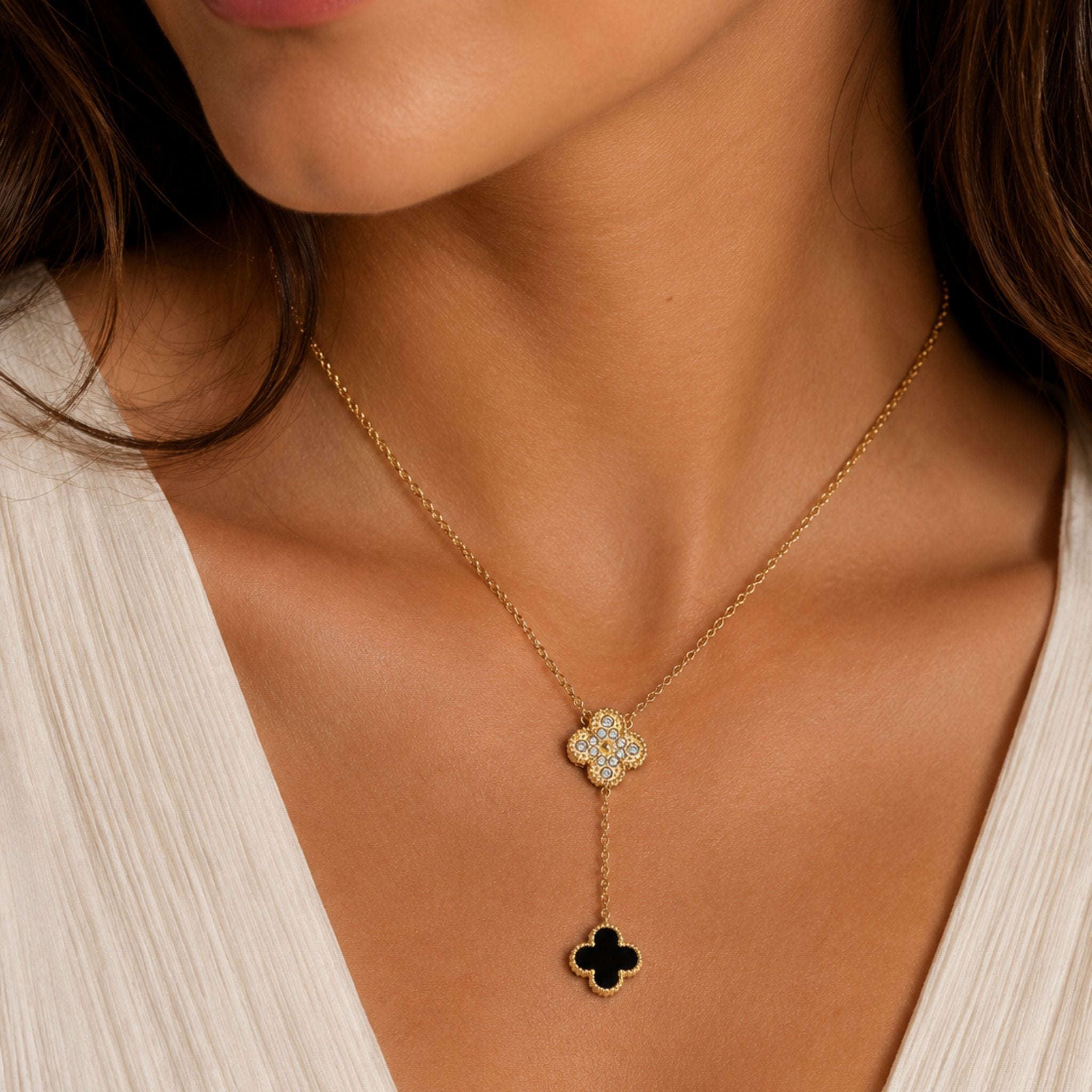 Elegante Midnight Clover Kette in Gold mit schwarzem Kleeblatt Anhänger am Dekolleté