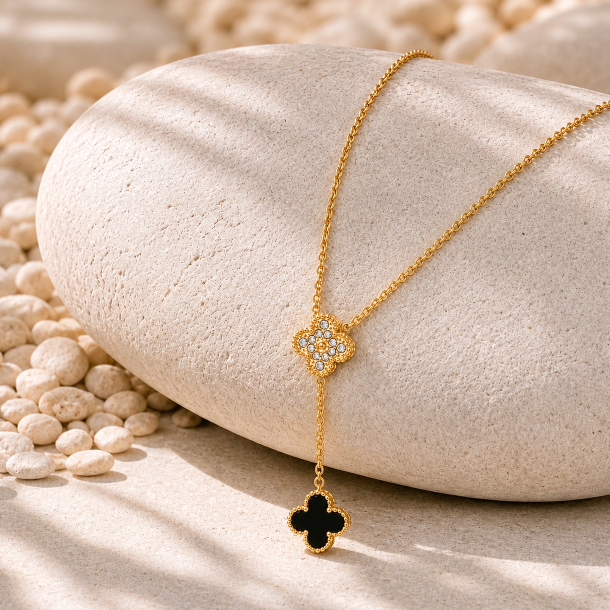 Goldene Midnight Clover Kette mit schwarzem Kleeblatt Anhänger auf Naturstein präsentiert