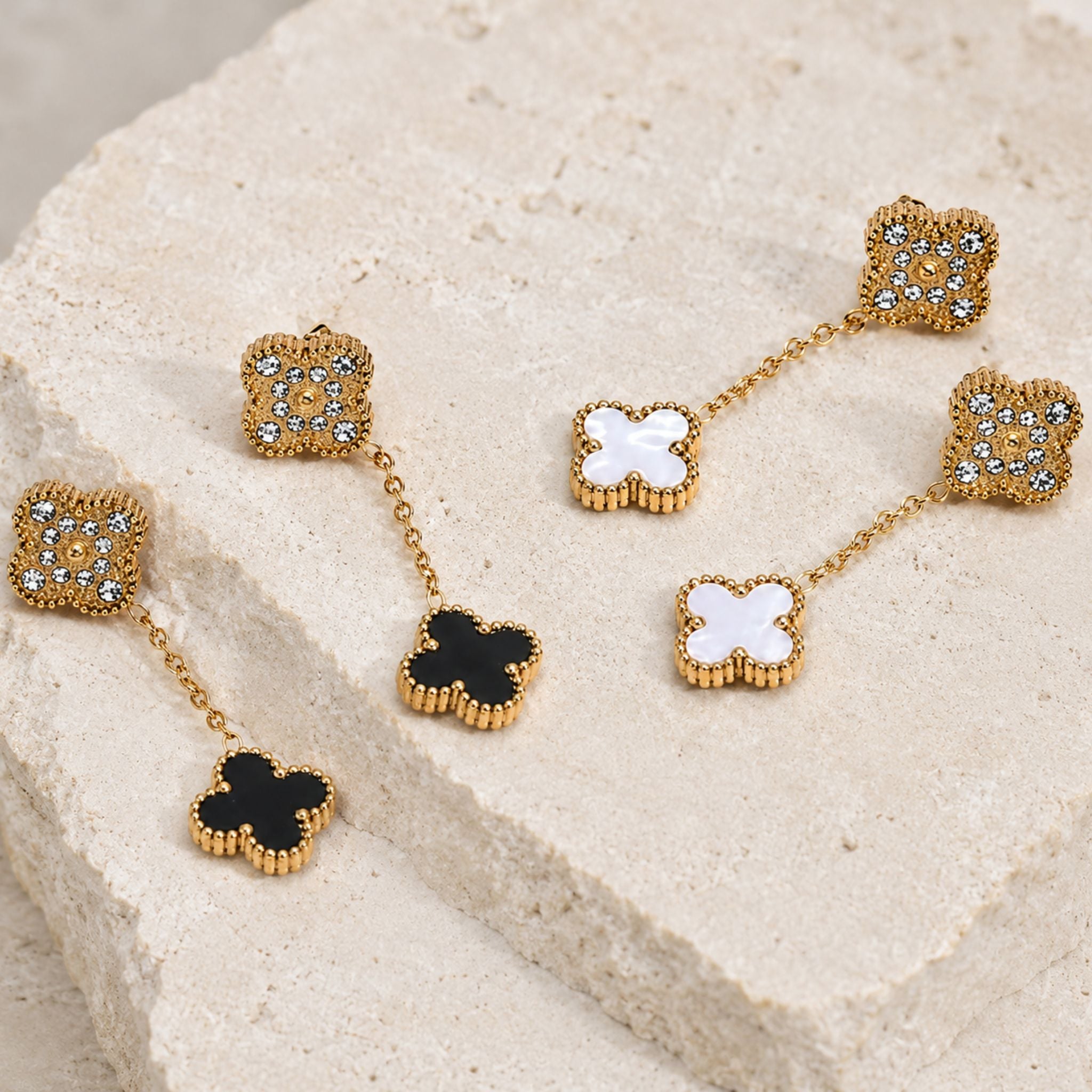 Elegante Midnight Clover Ohrringe in Gold mit Kleeblatt Anhängern