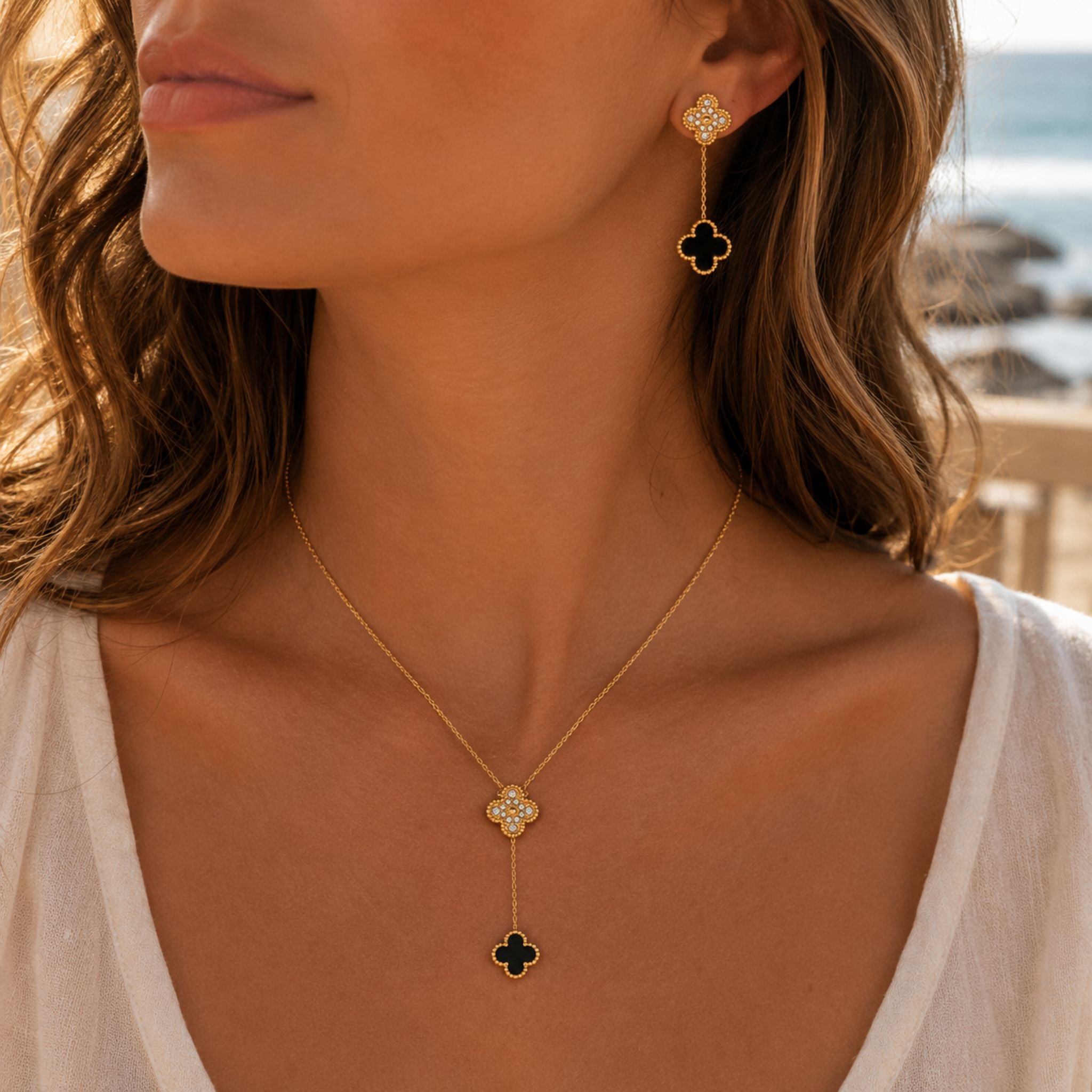 Midnight Clover Set getragen mit goldener Halskette und Ohrringen aus schwarzem Onyx Look