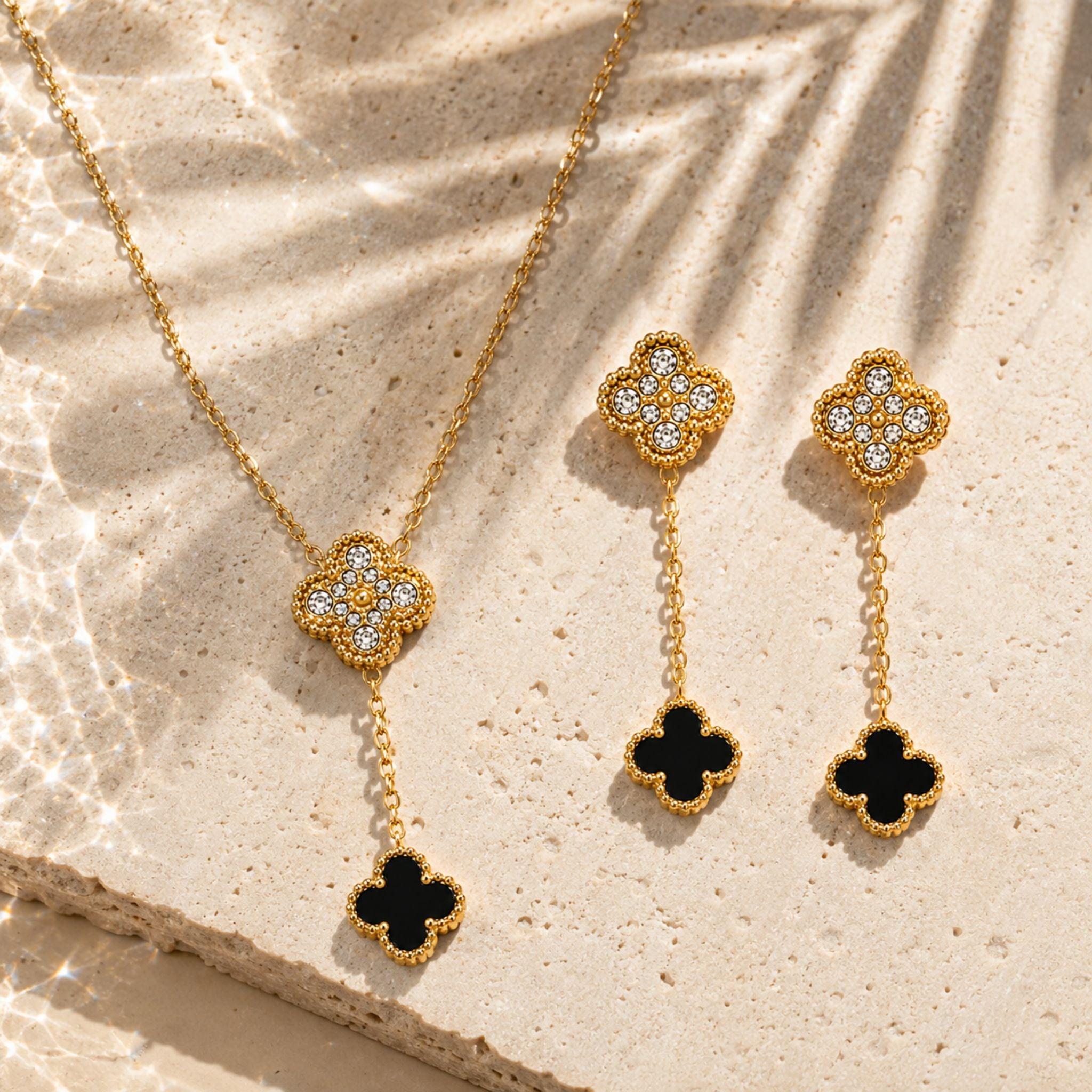 Goldenes Midnight Clover Schmuckset mit schwarzen Kleeblatt Anhängern und Zirkonia
