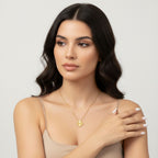 Model trägt goldene Kleeblatt Halskette – eleganter Damenschmuck modern gestylt