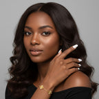 Detailaufnahme goldenes Kleeblatt Armband – hochwertiger Damenschmuck mit Symbolcharakter